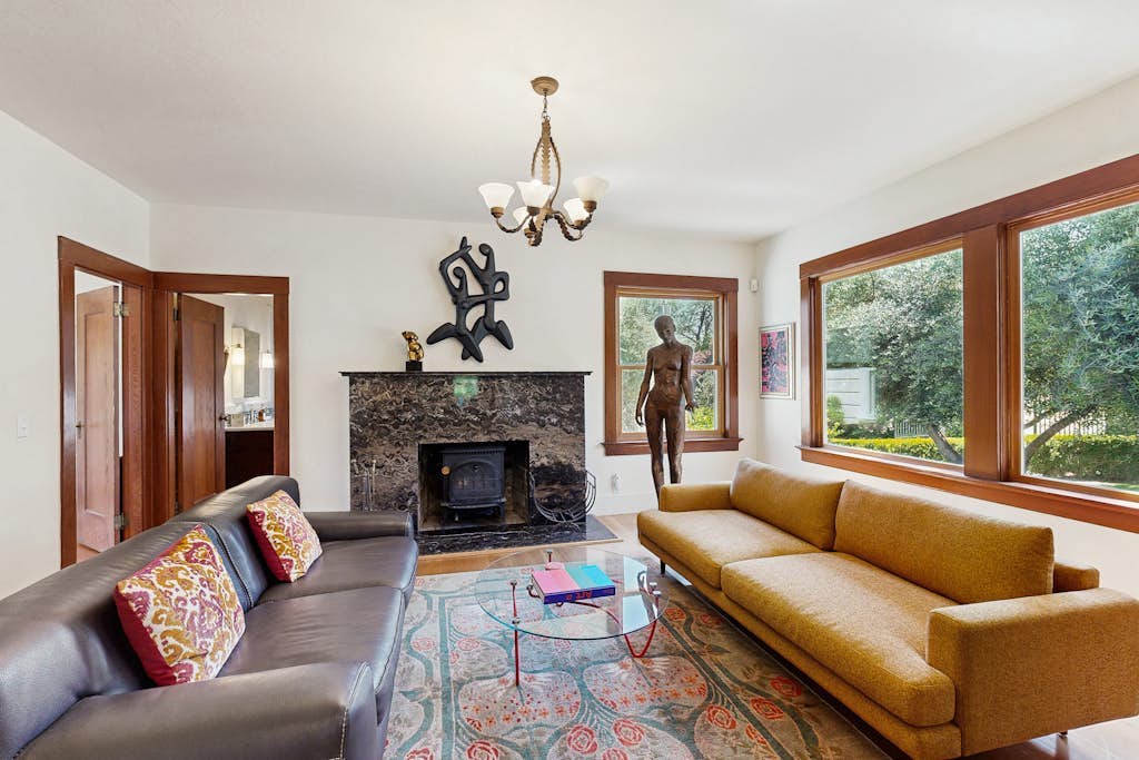 Healdsburg Dog-Friendly Vineyard Farmhouse and Hot Tub
