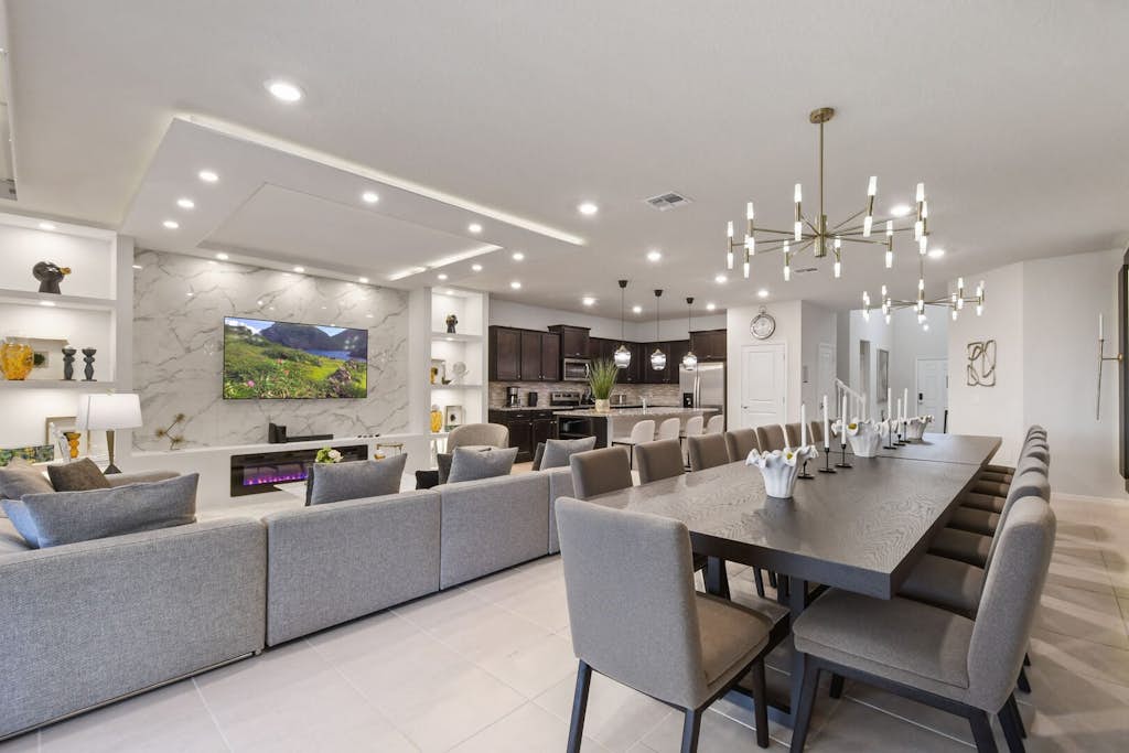 Fun & Elegant w Pool, Cinema & Game Room