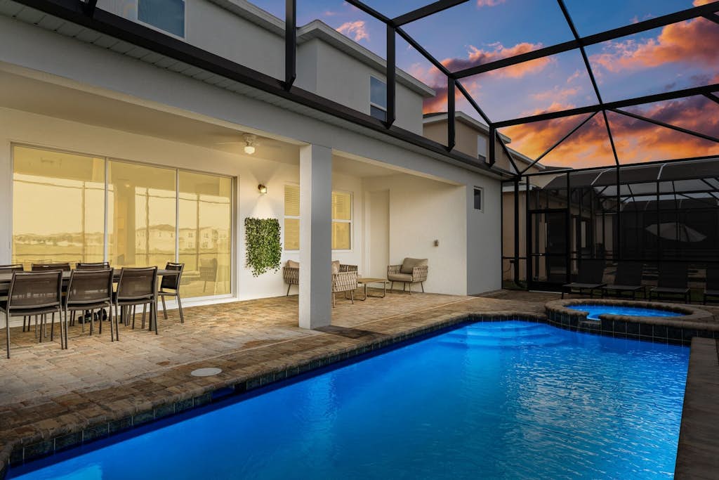 Orlando Oasis: Themed Rooms, Pool & Surf Simulator