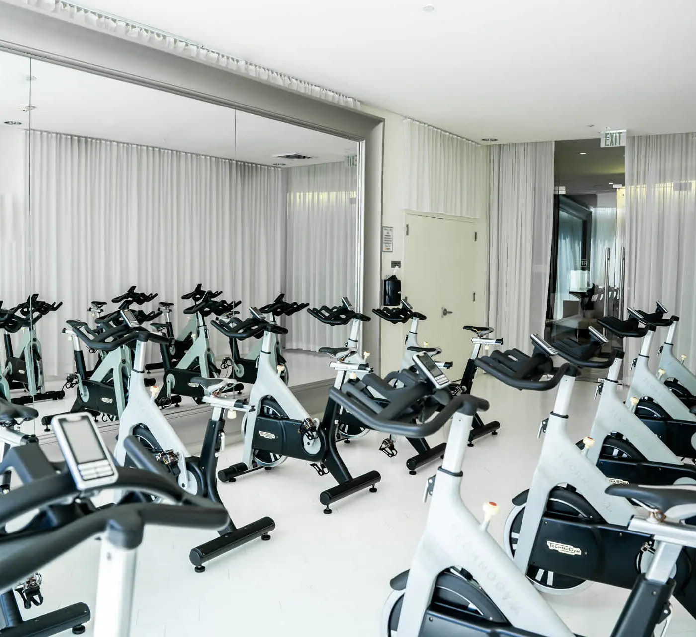 MVR - Lux Studio Balcony, Pool Access & City Views