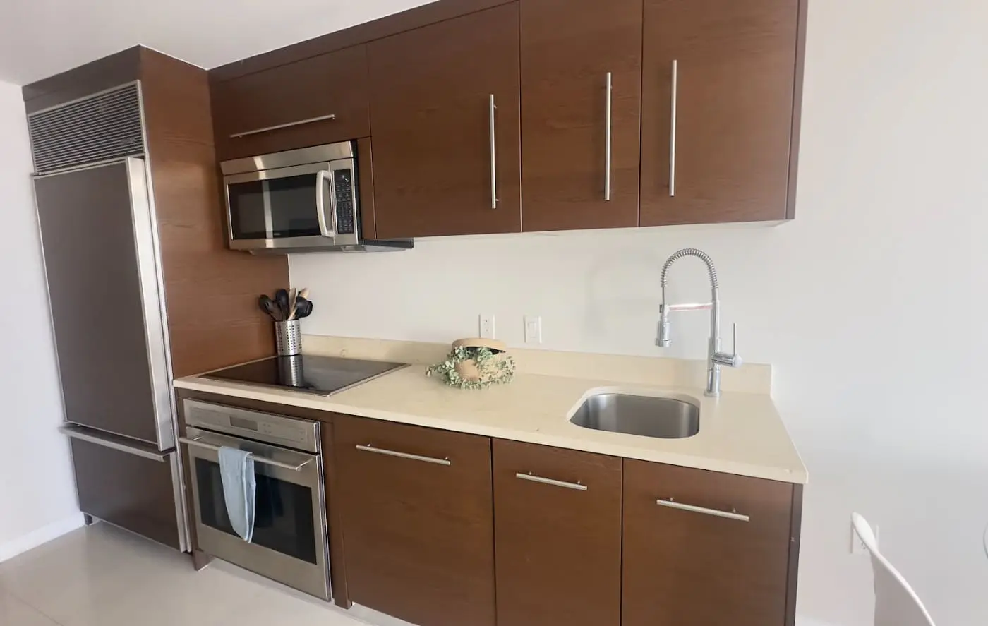 MVR - Lux Studio Balcony, Pool Access & City Views