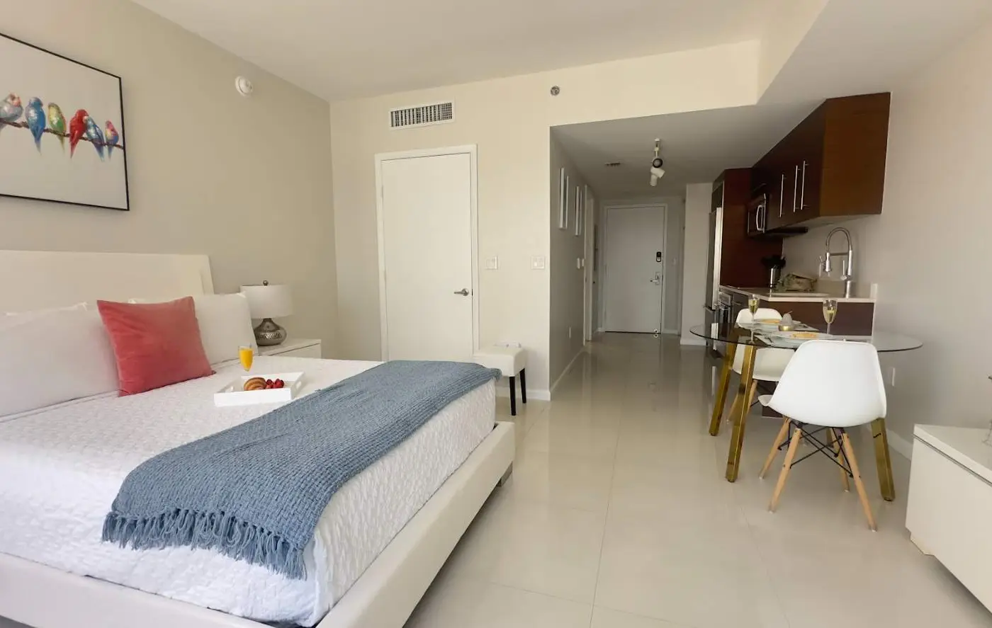 MVR - Lux Studio Balcony, Pool Access & City Views