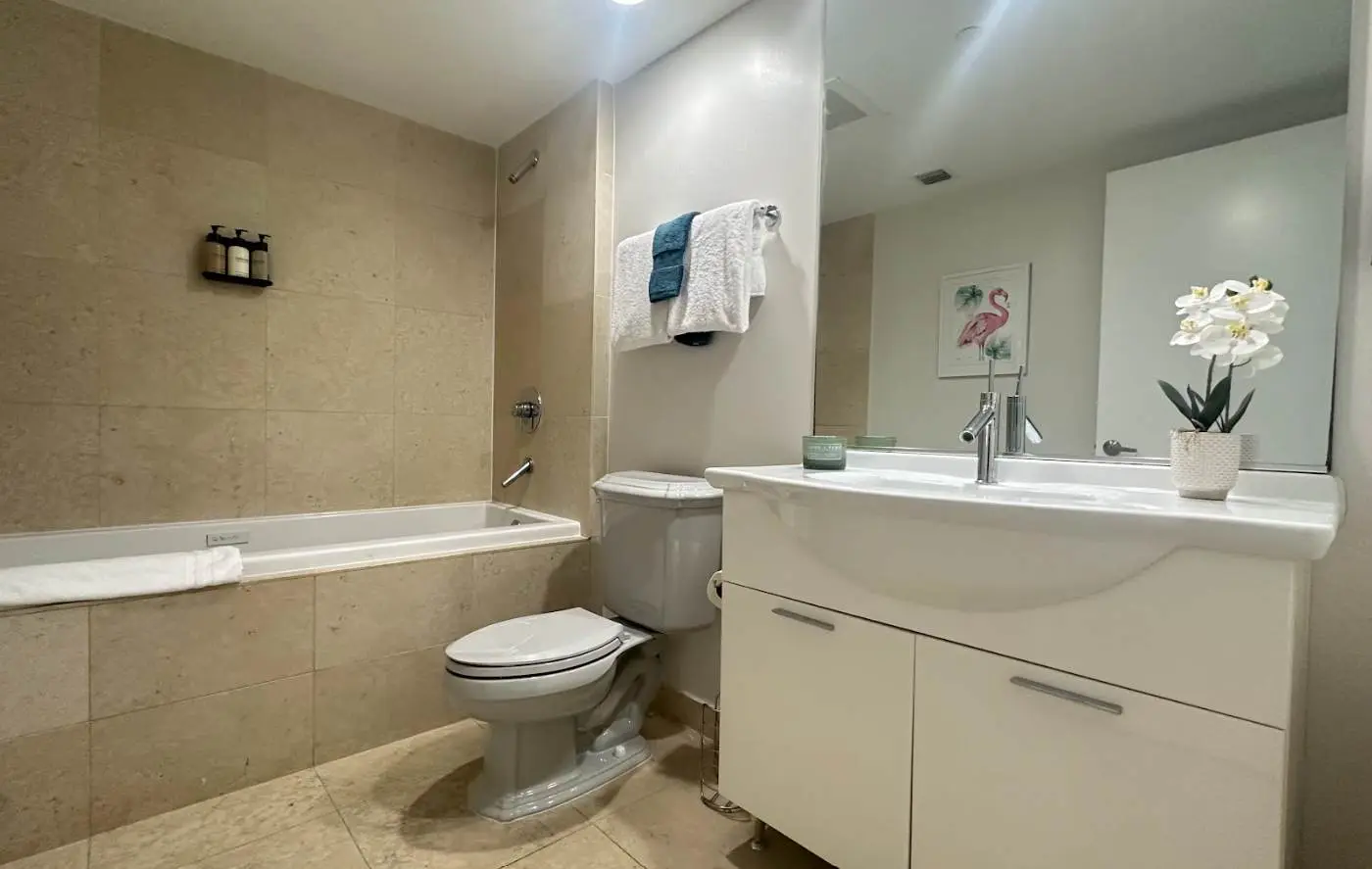 MVR - Lux Studio Balcony, Pool Access & City Views