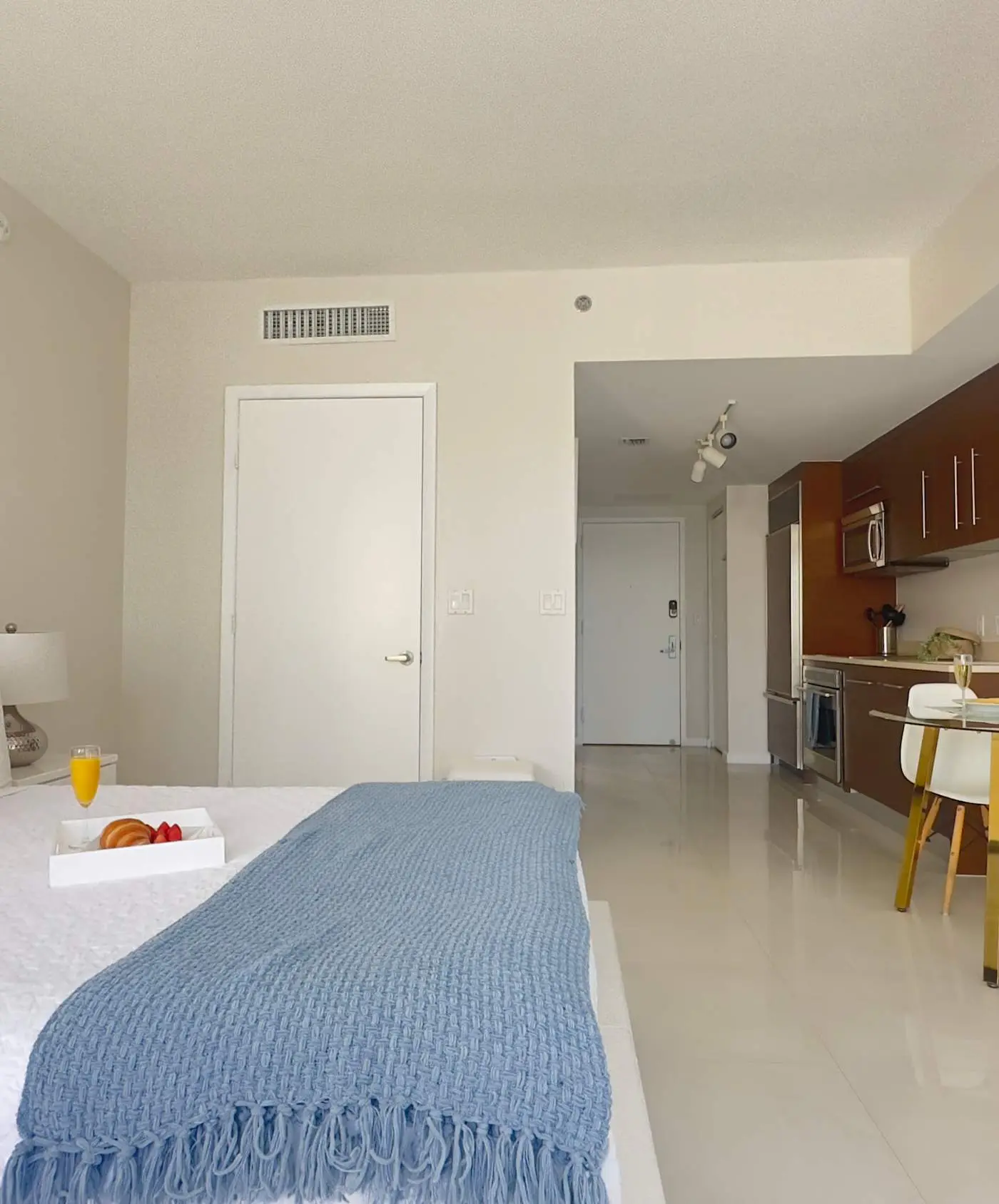 MVR - Lux Studio Balcony, Pool Access & City Views