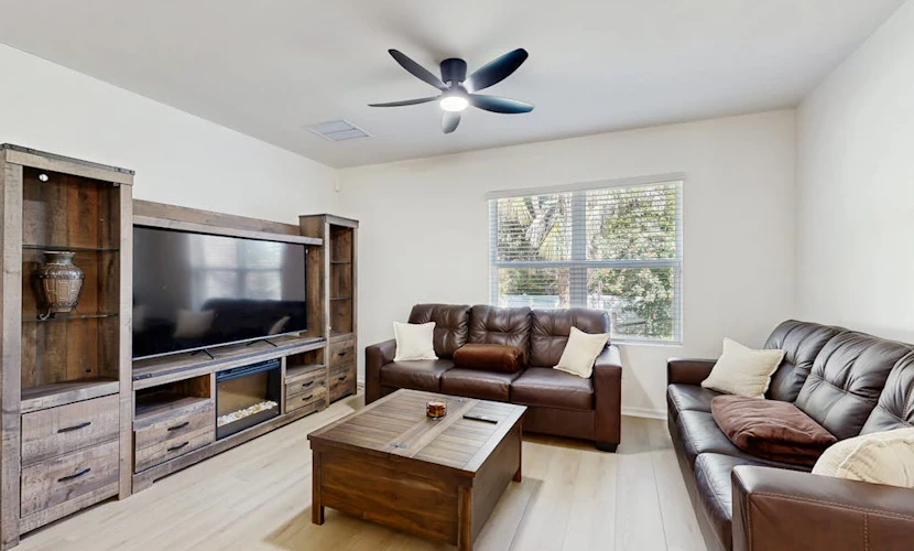 Gorgeous coastal home with plenty of privacy, full kitchen & backyard