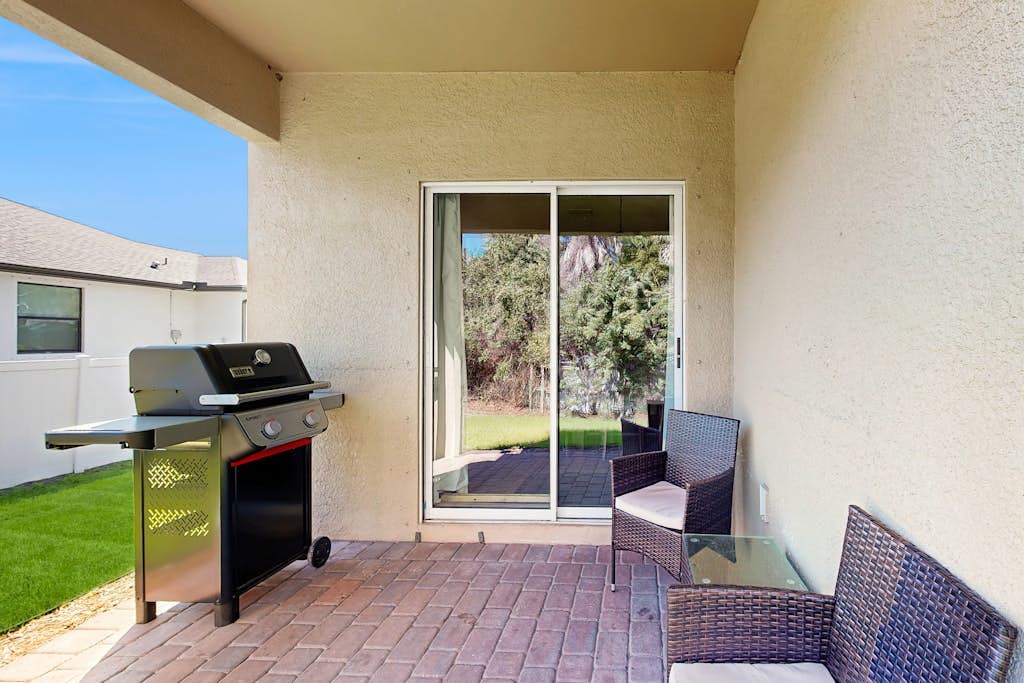 Gorgeous coastal home with plenty of privacy, full kitchen & backyard