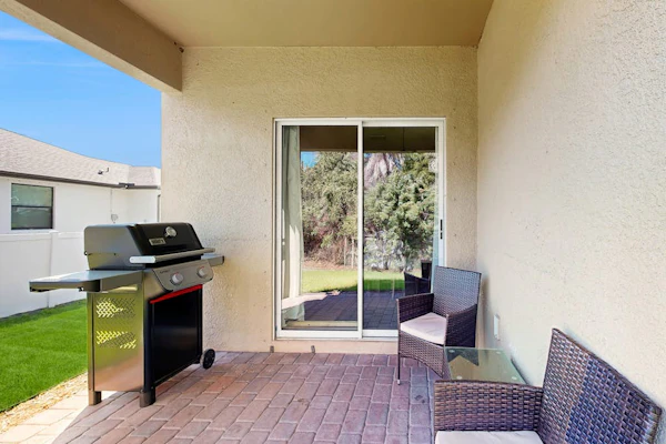 Gorgeous coastal home with plenty of privacy, full kitchen & backyard