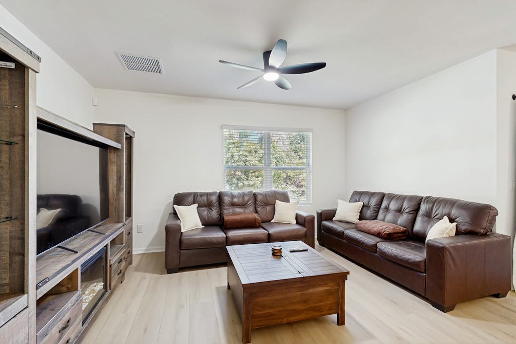 Gorgeous coastal home with plenty of privacy, full kitchen & backyard