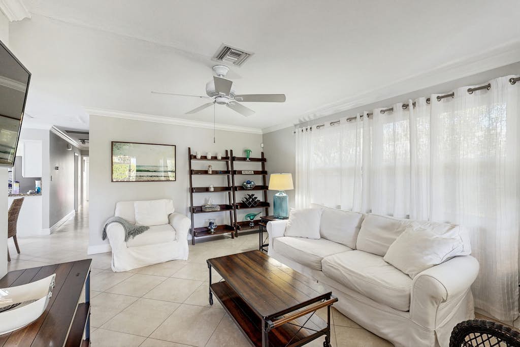 Gorgeous coastal home, dog-friendly and private pool