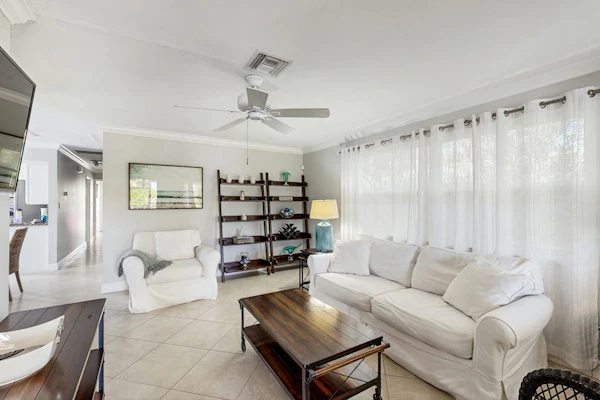 Gorgeous coastal home, dog-friendly and private pool