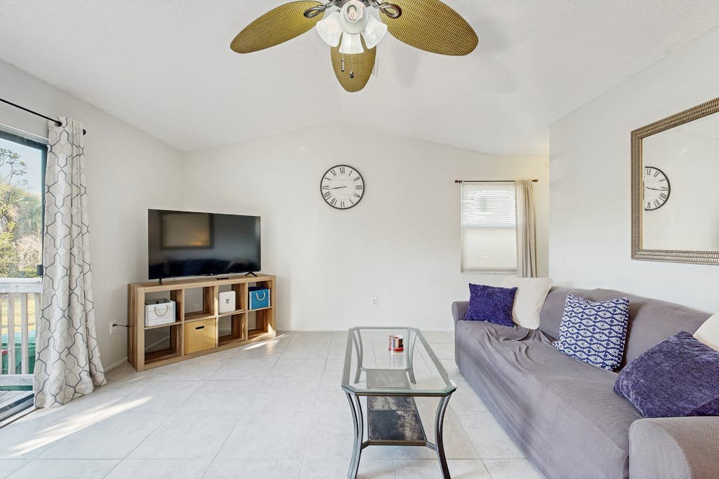 Cozy coastal duplex with full kitchen, close to beach & shopping