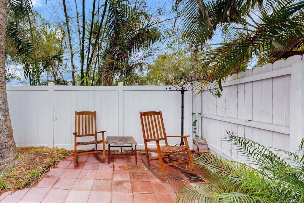 Cozy downtown bungalow w full kitchen, private patio & close to everything