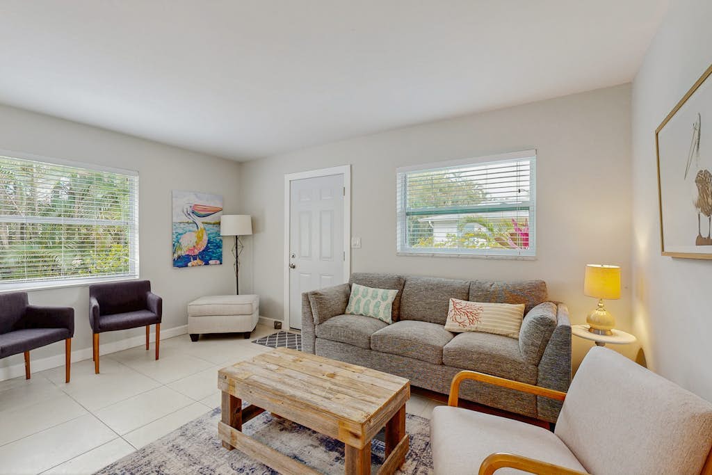 Cozy downtown bungalow w full kitchen, private patio & close to everything