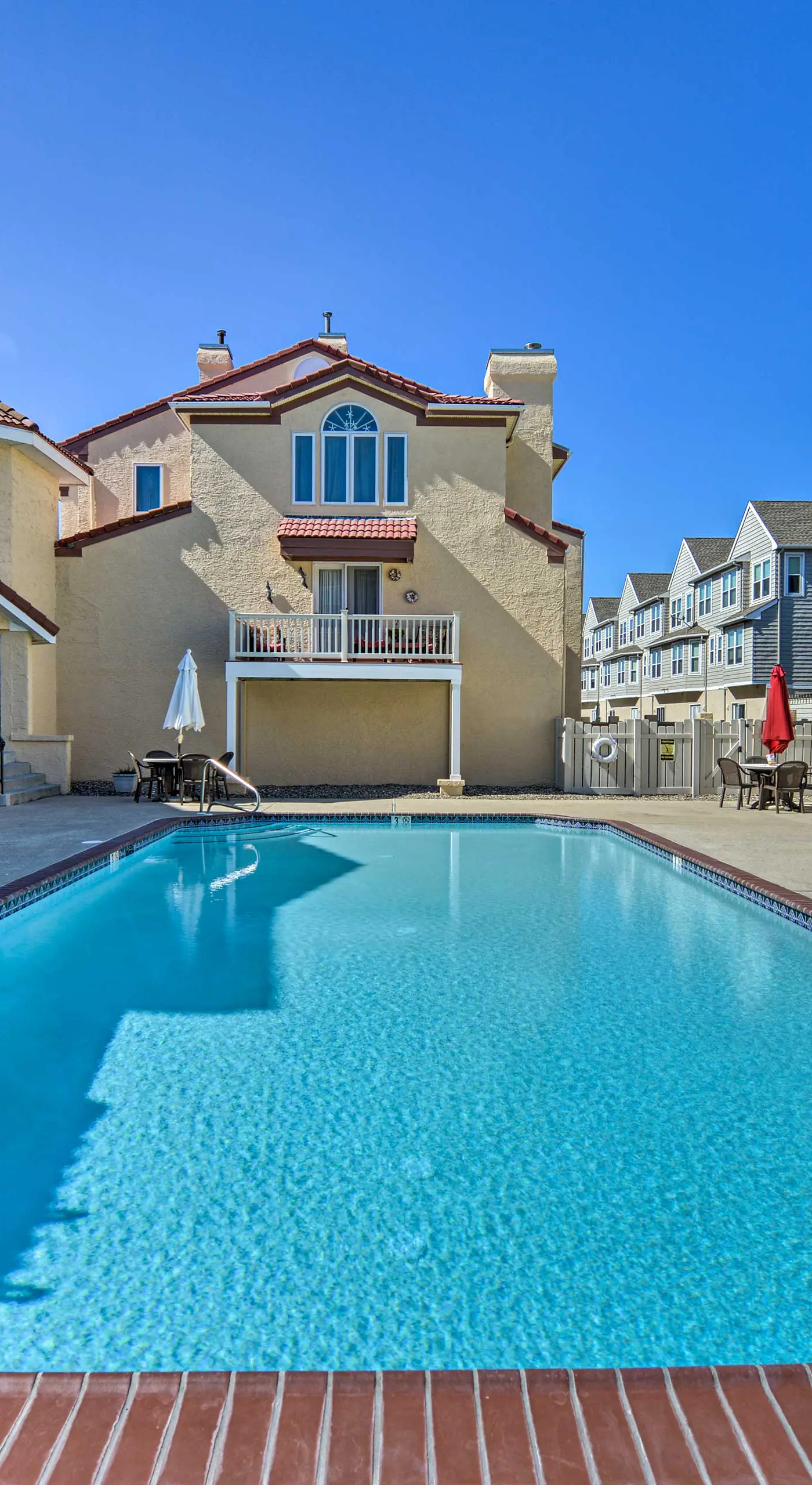 Townhome w/ Balcony < 1 Mi to Wildwood Crest BCH!