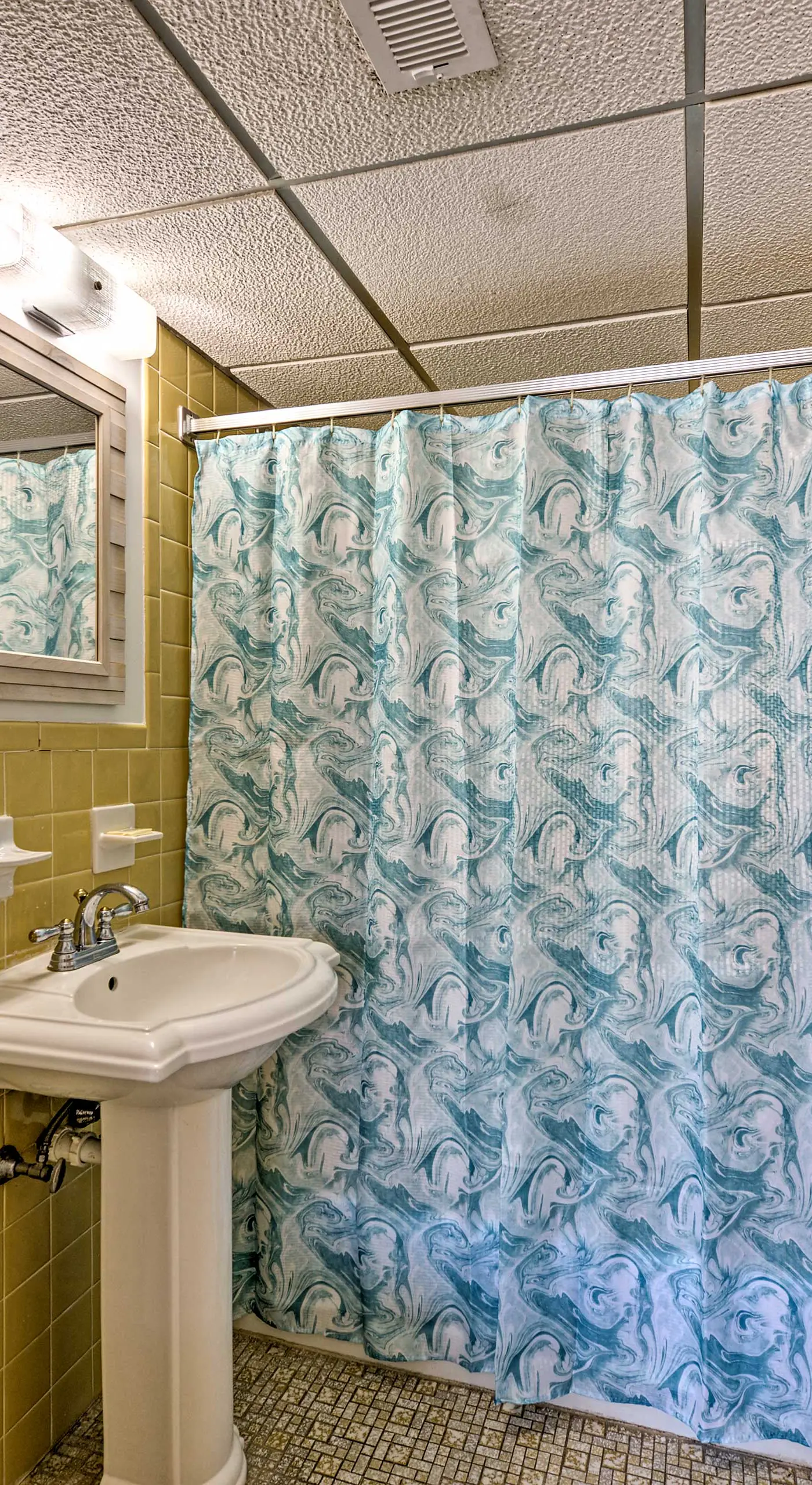 Wildwood Crest Condo w/ Pool: Walk to Restaurants!