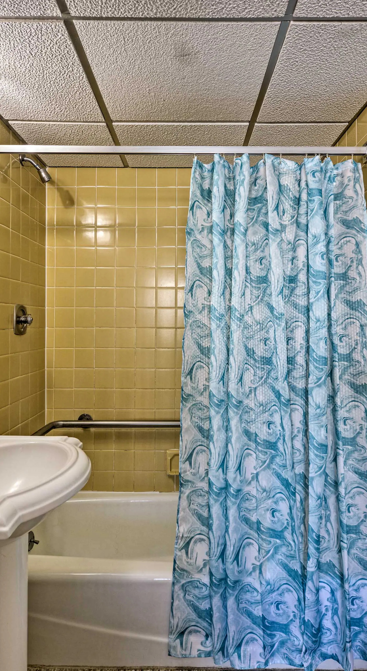 Wildwood Crest Condo w/ Pool: Walk to Restaurants!