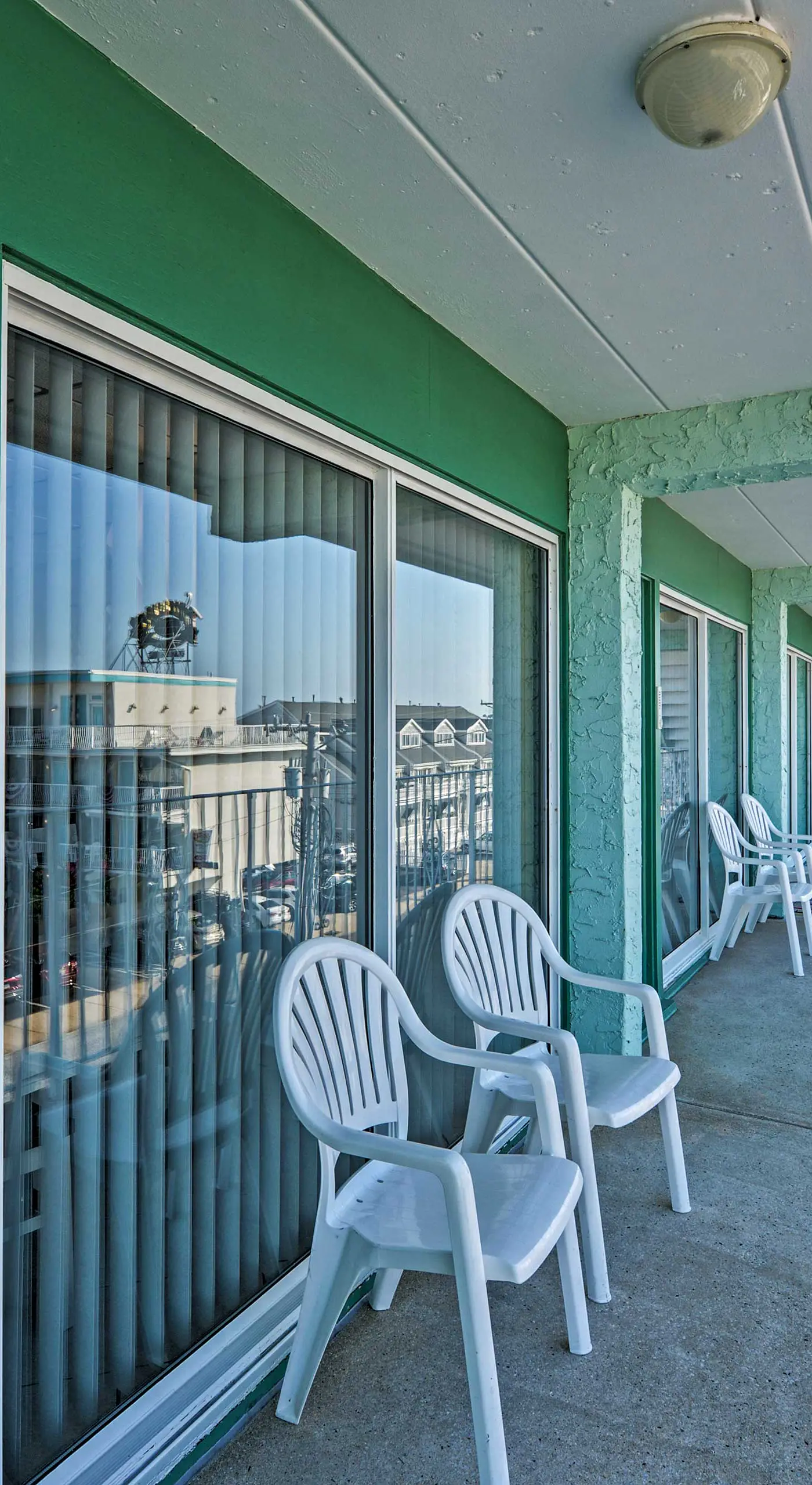 Wildwood Crest Condo w/ Pool: Walk to Restaurants!