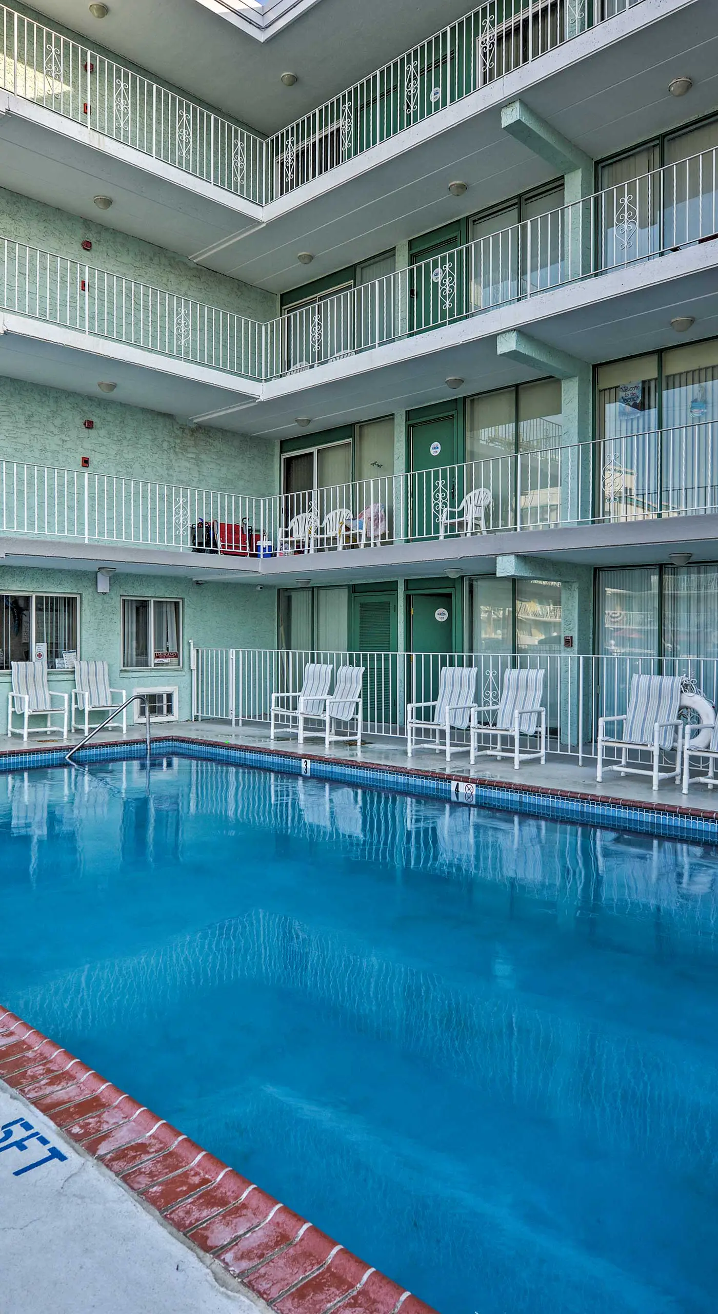 Wildwood Crest Condo w/ Pool: Walk to Restaurants!