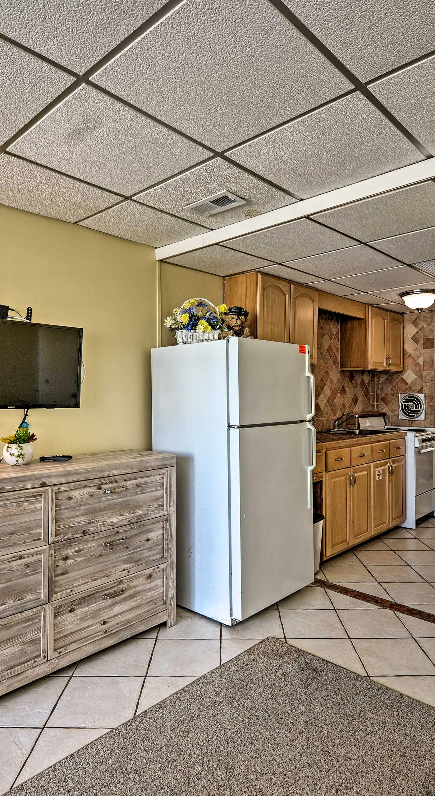 Wildwood Crest Condo w/ Pool: Walk to Restaurants!