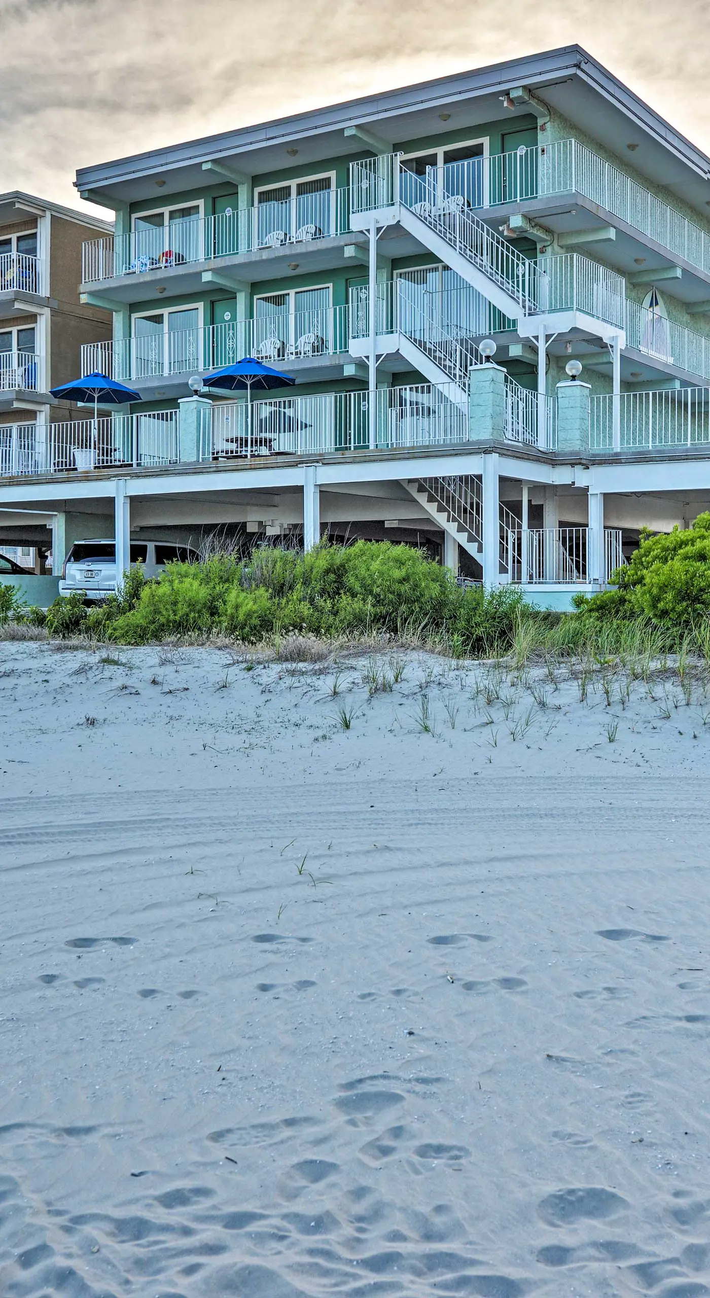 Wildwood Crest Condo w/ Pool: Walk to Restaurants!