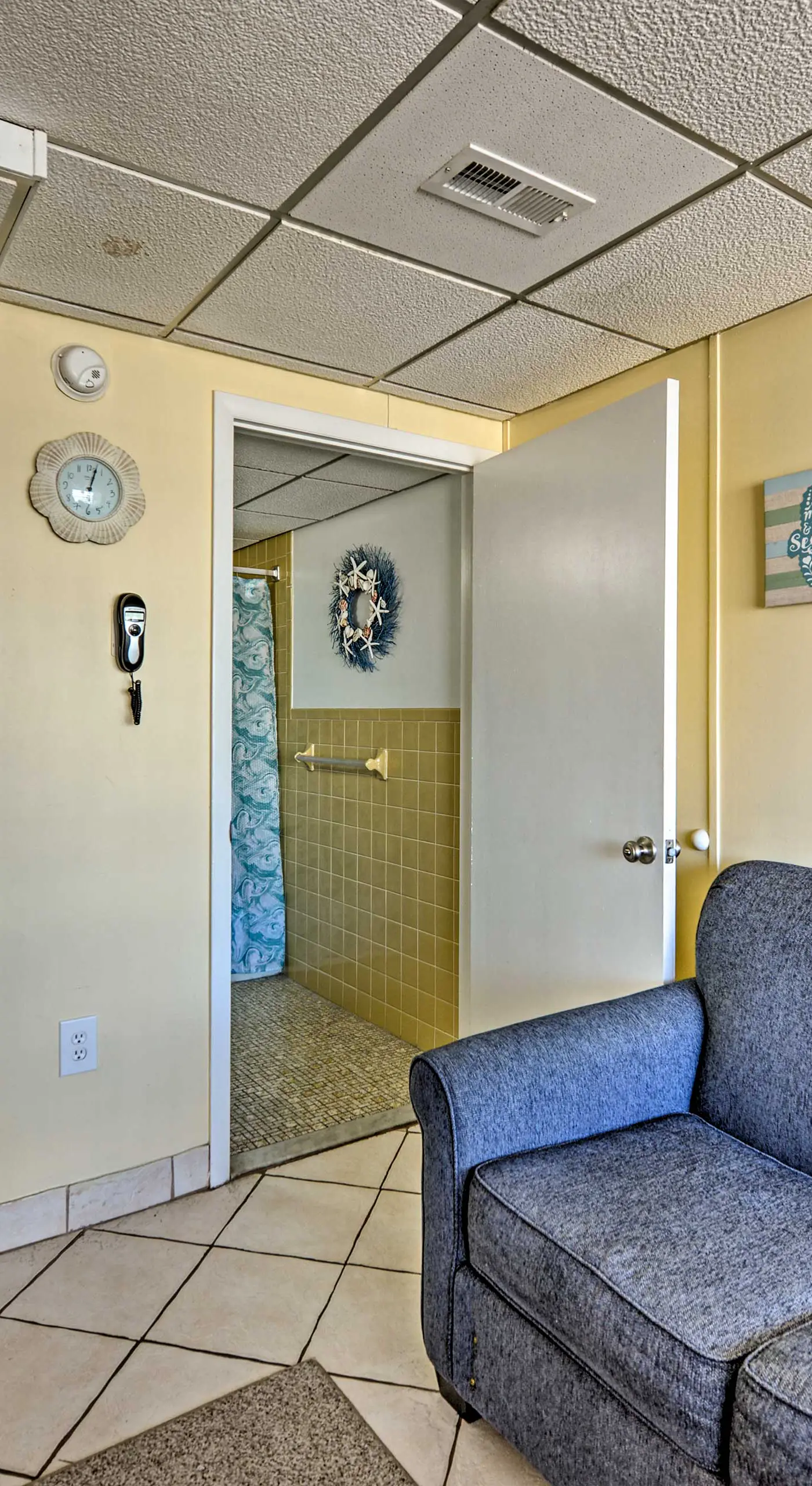 Wildwood Crest Condo w/ Pool: Walk to Restaurants!
