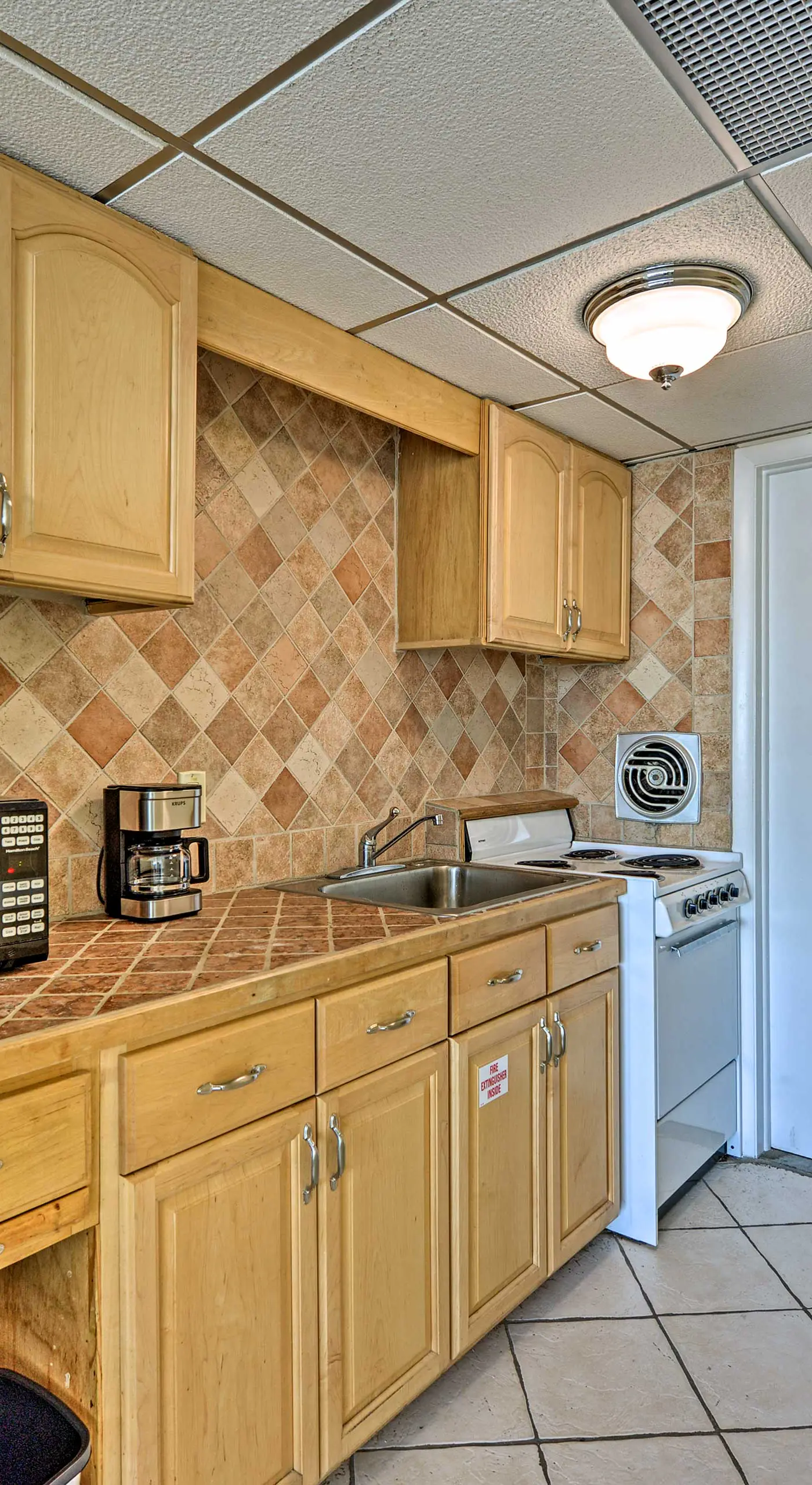 Wildwood Crest Condo w/ Pool: Walk to Restaurants!