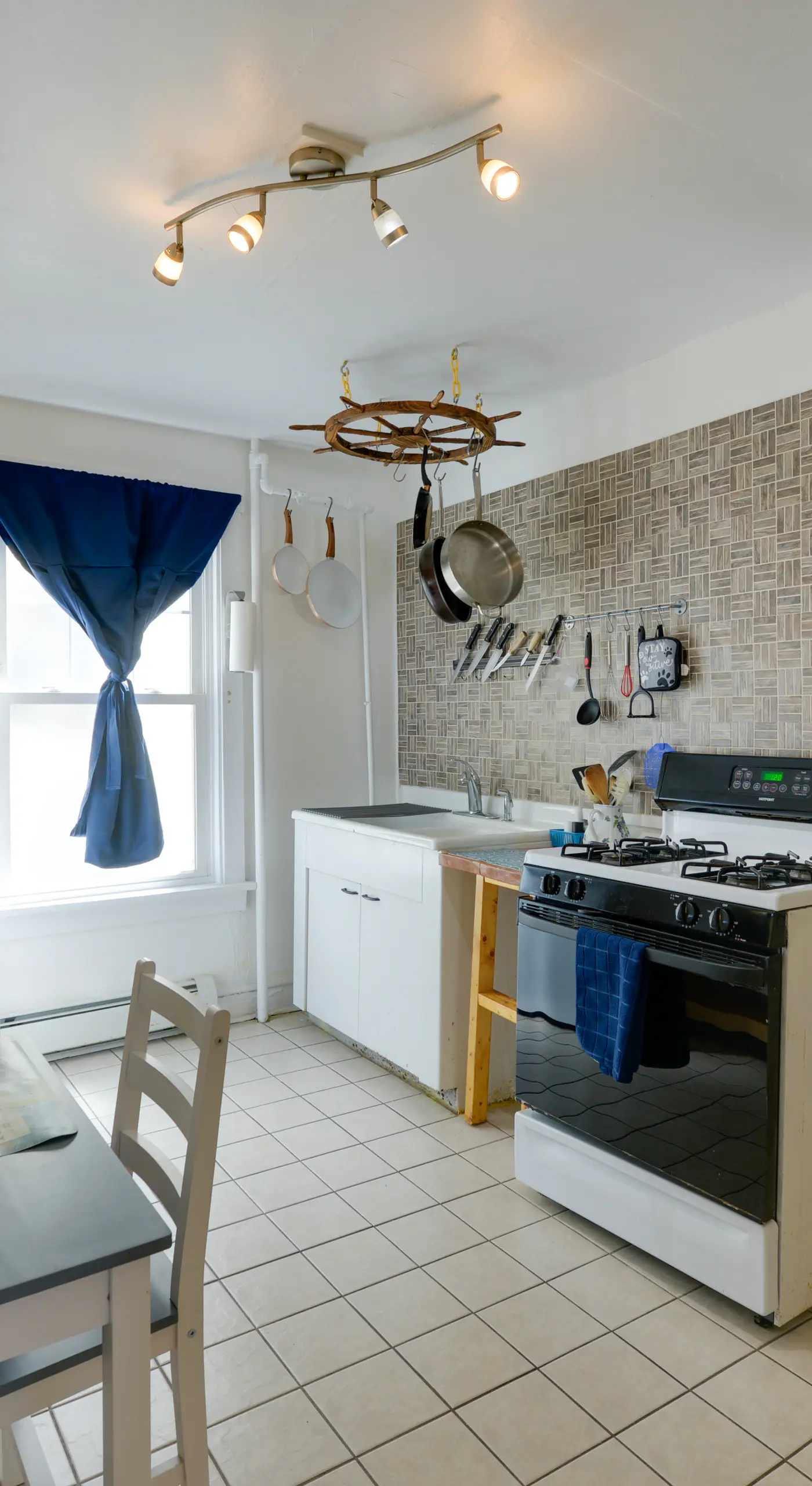 Near Convention Center & Boardwalk! Apt w/ Sunroom