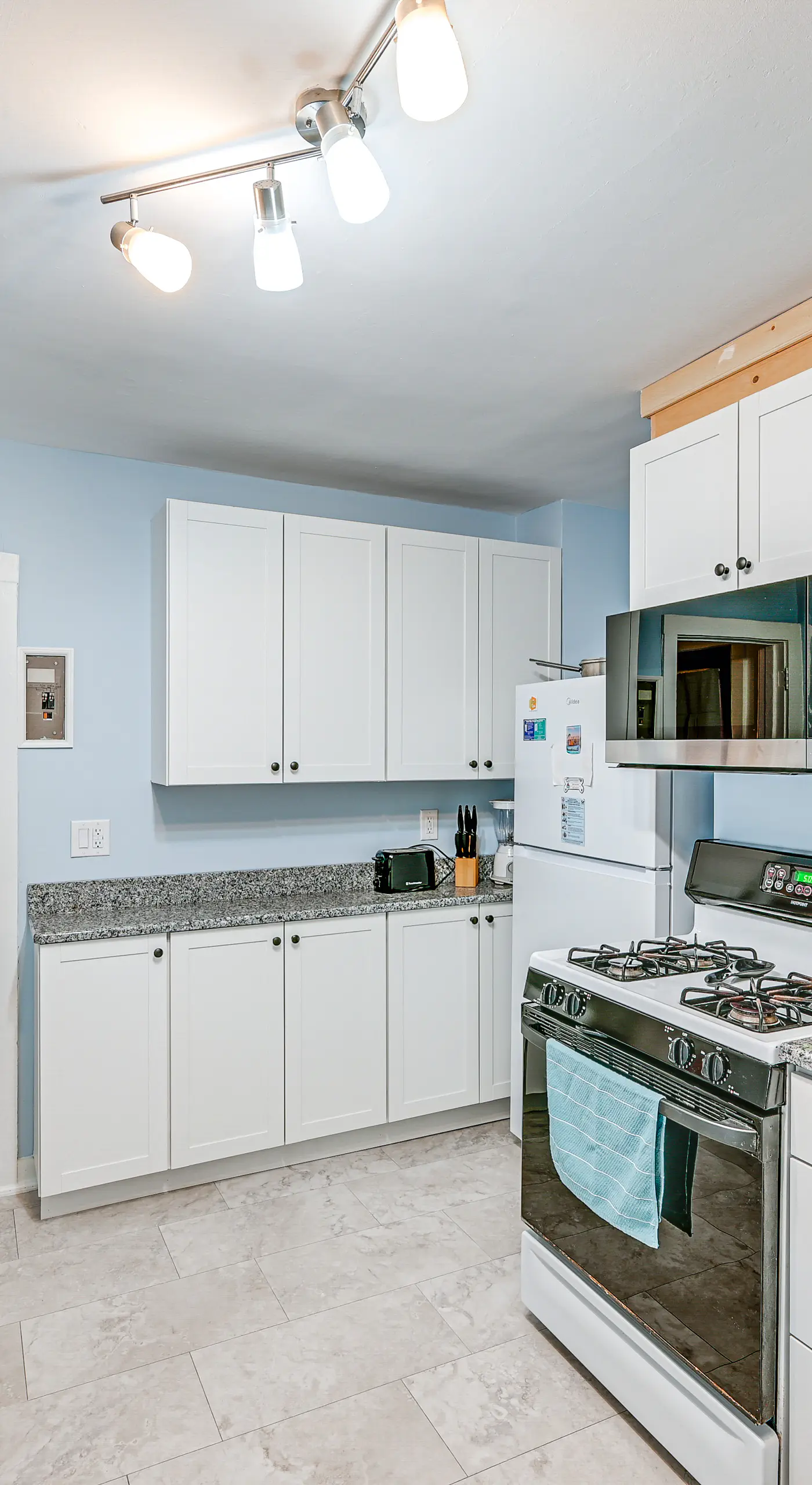 Walk to Convention Center & Boardwalk! Family Apt