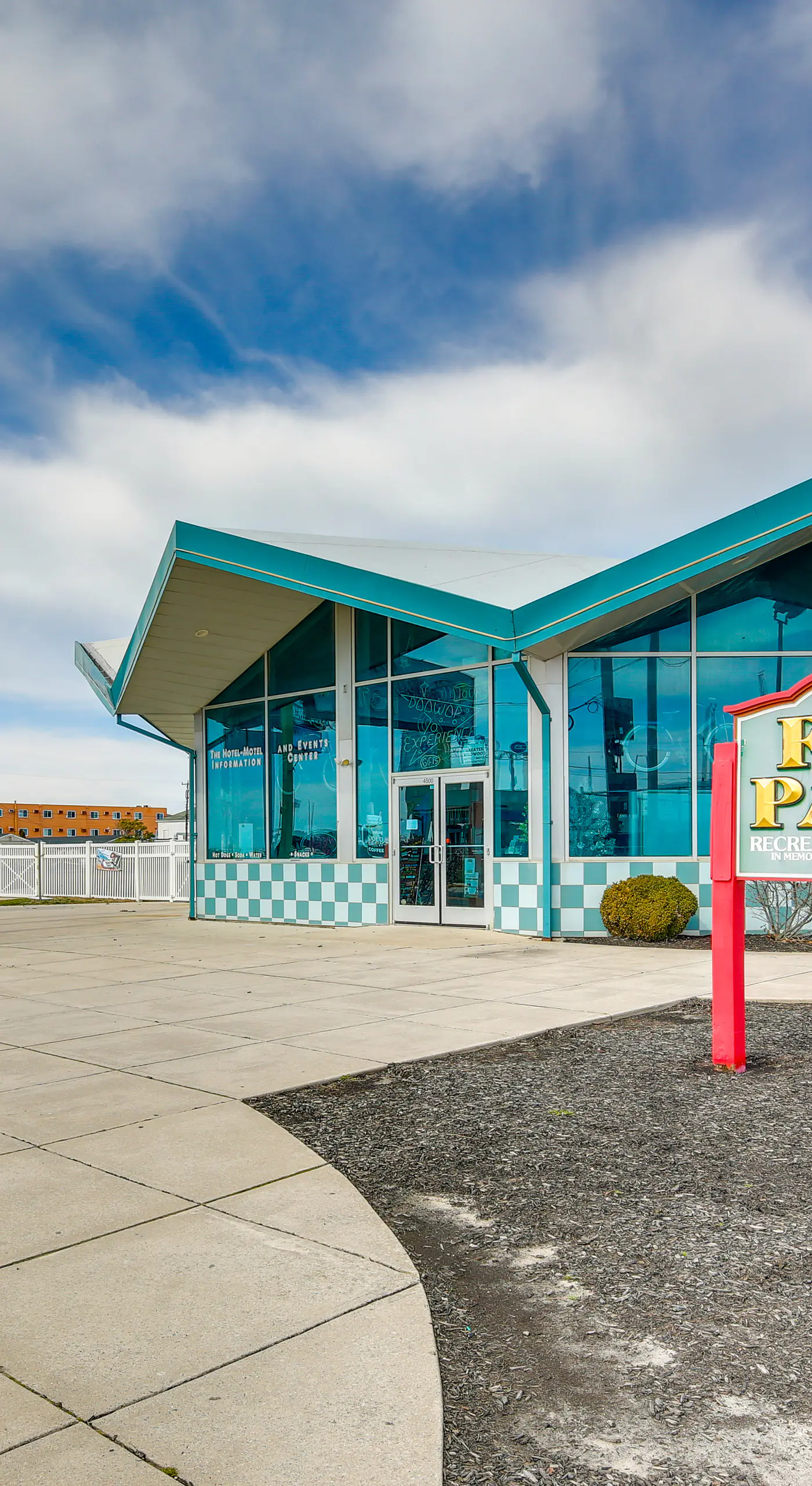 Walk to Convention Center & Boardwalk! Family Apt