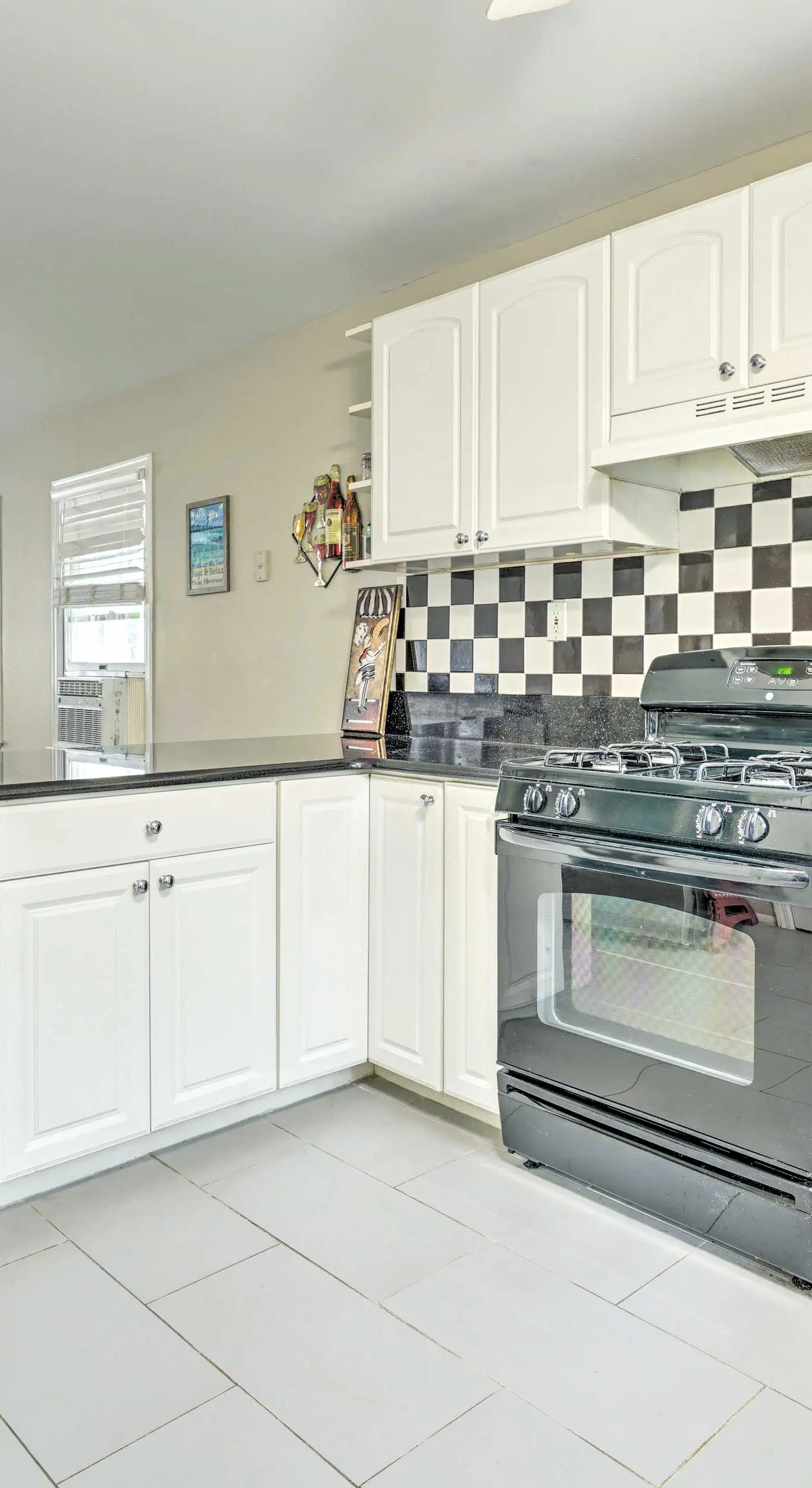Family-Friendly Keansburg Home: Walk to Beach!