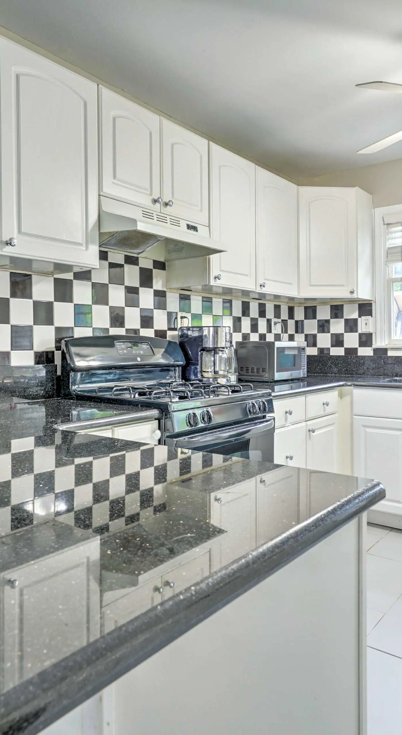 Family-Friendly Keansburg Home: Walk to Beach!