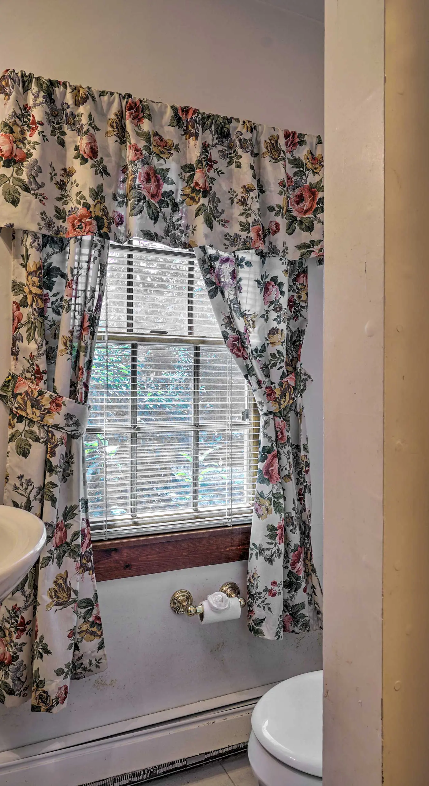 Dog-Friendly Waretown Home w/ Furnished Deck!