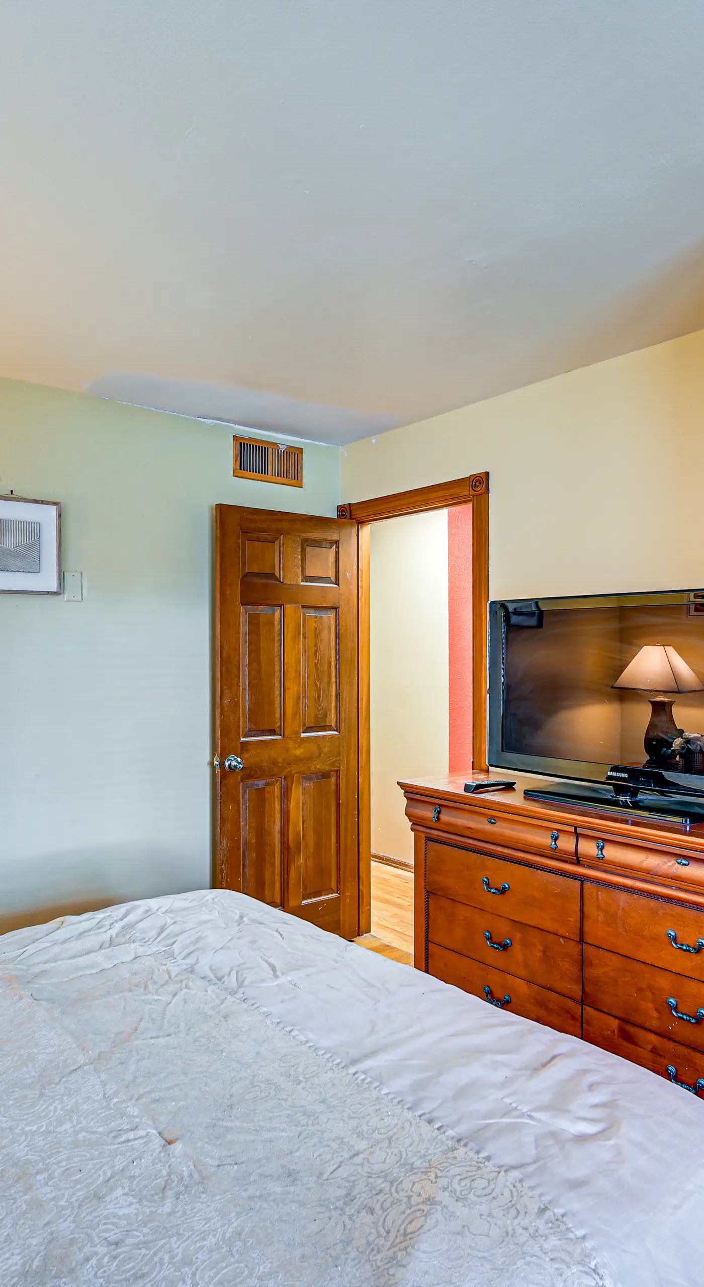 < 1 Mi to Ocean Gate Beach! Lovely Home w/ Hot Tub