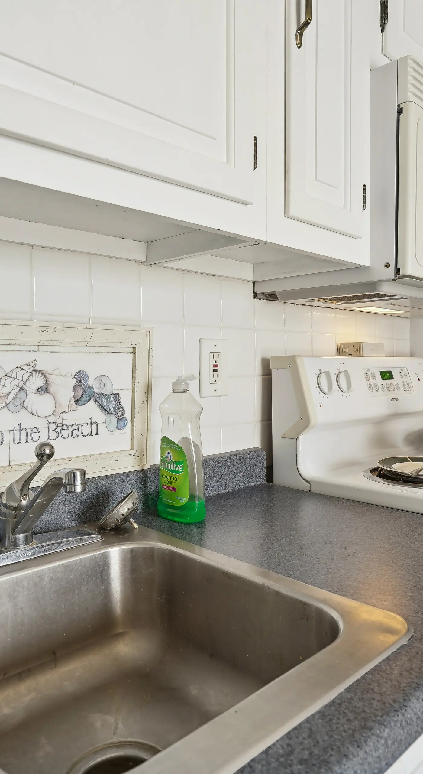 Beachfront Fourth-Floor Condo w/ Community Pool!