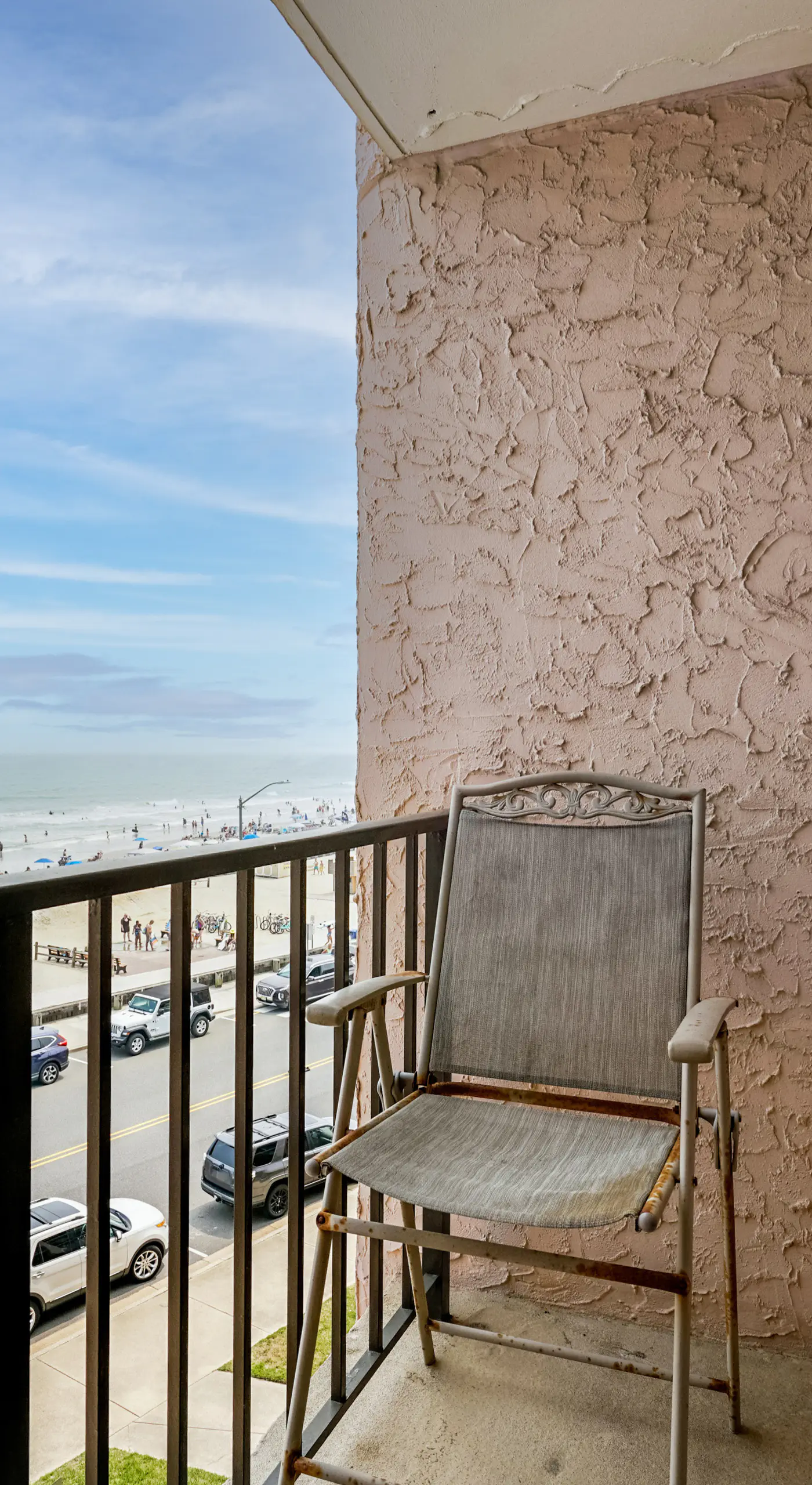Beachfront Fourth-Floor Condo w/ Community Pool!