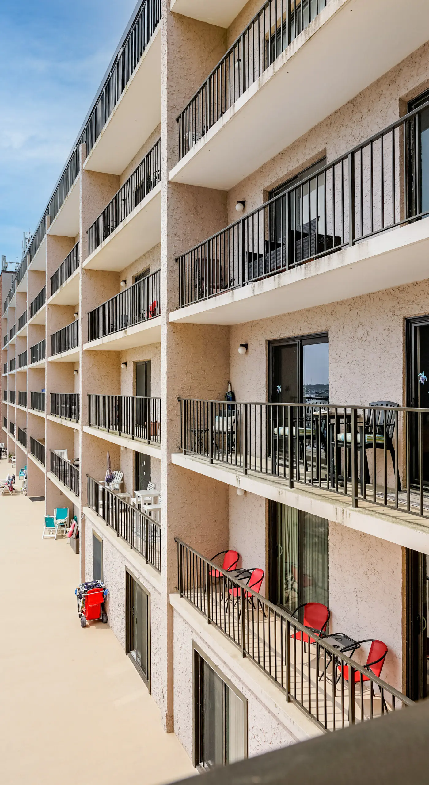 Beachfront Fourth-Floor Condo w/ Community Pool!