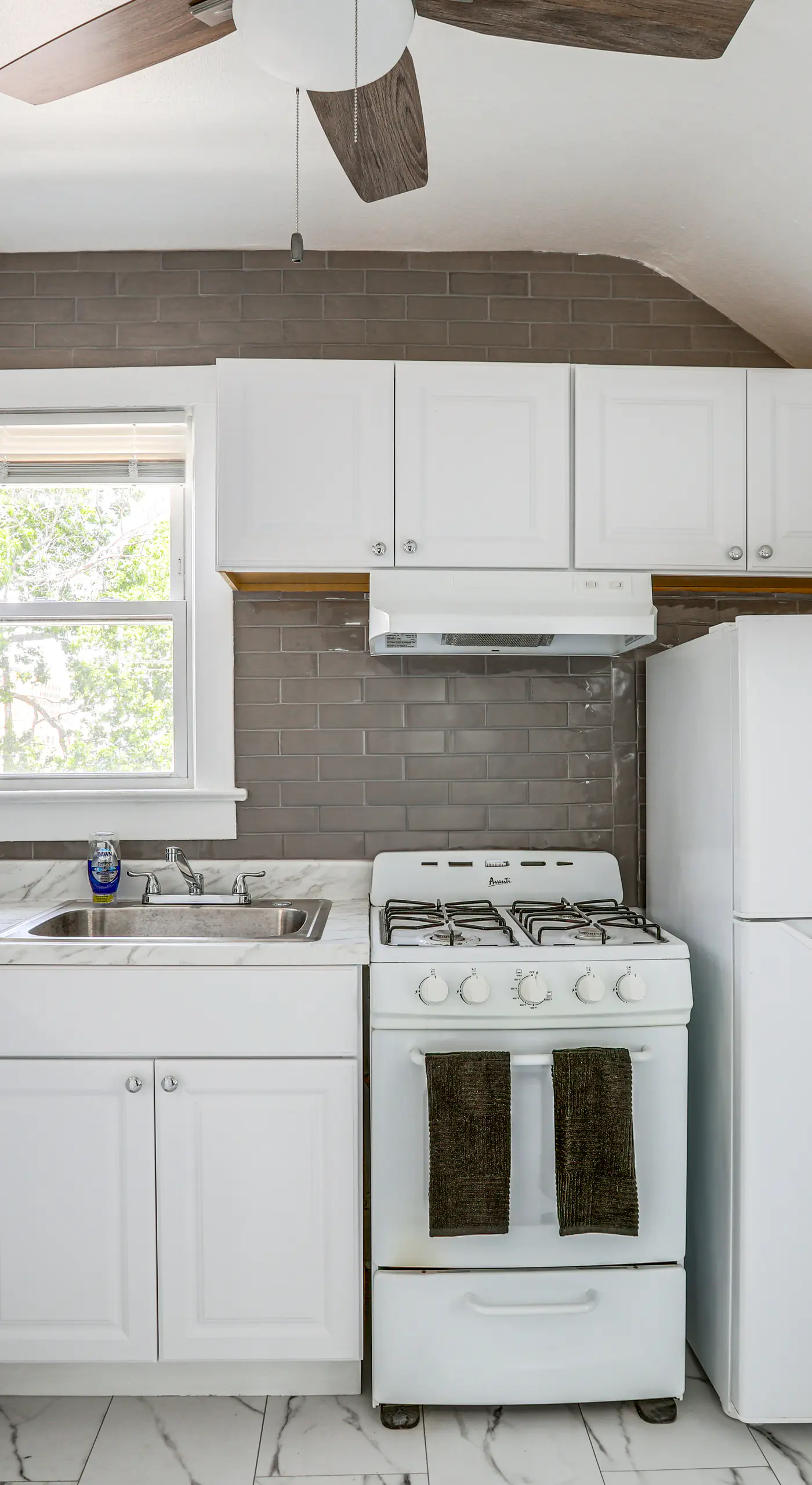 Stroll to Ocean Grove Boardwalk & Beach: Sleek Apt
