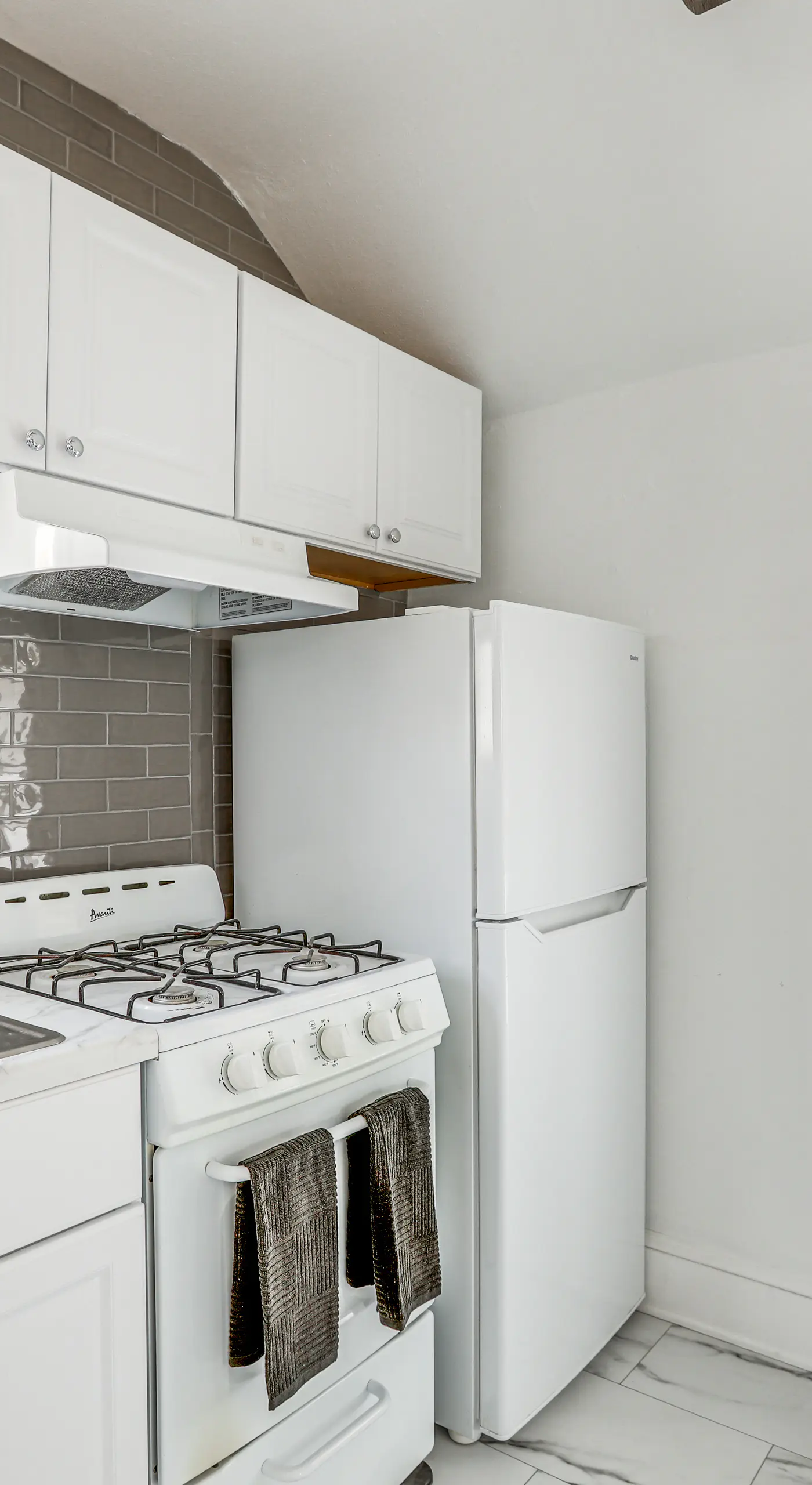 Stroll to Ocean Grove Boardwalk & Beach: Sleek Apt
