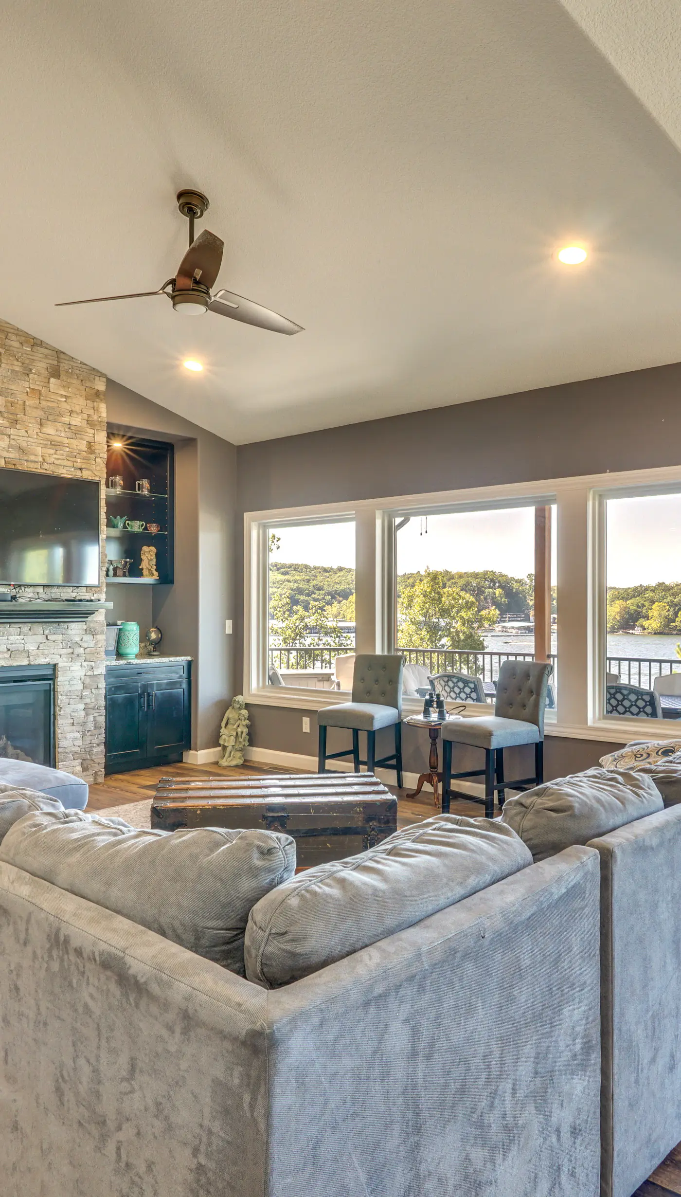 Deck, Hot Tub, Views! Reunion Retreat in Ozarks