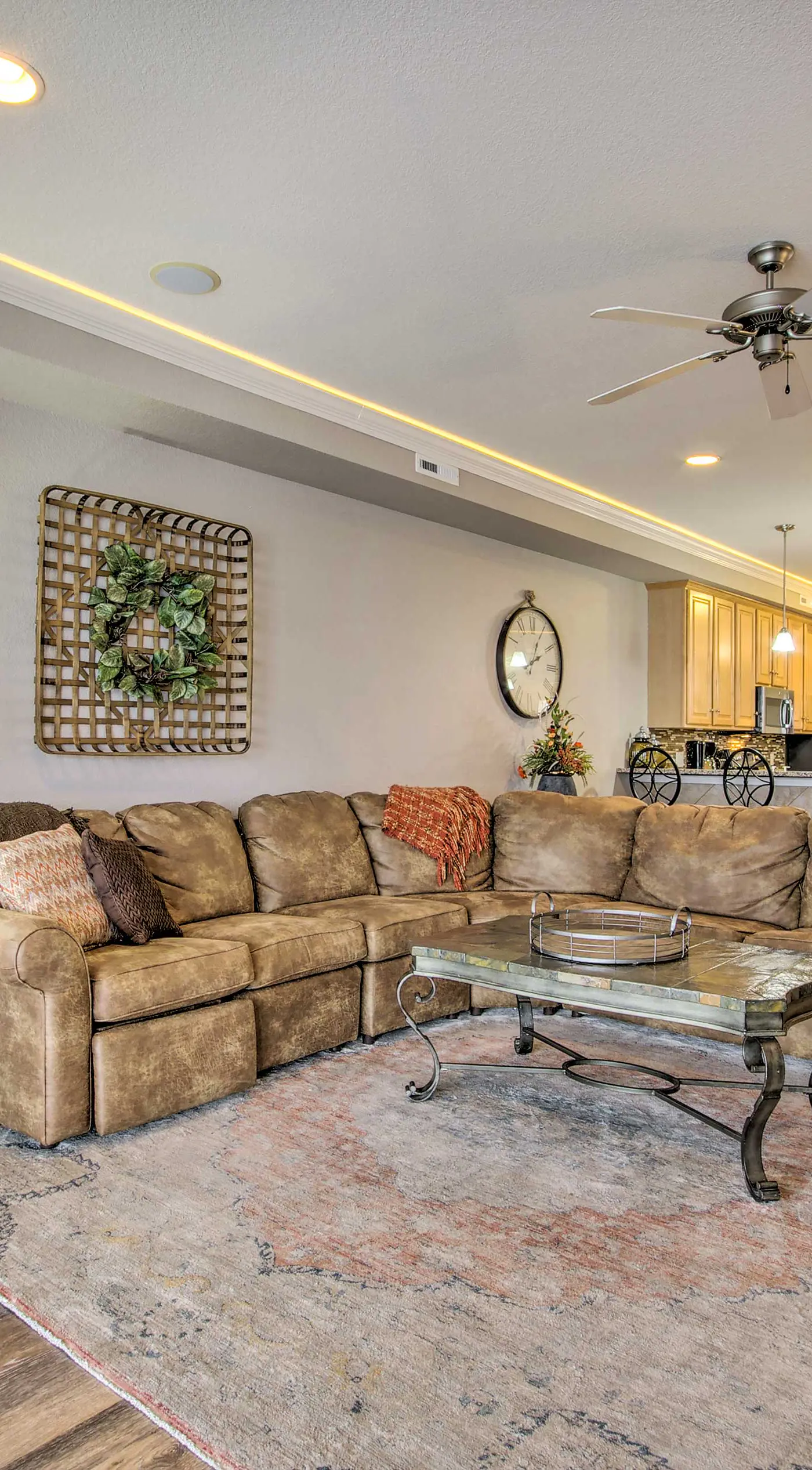 Relax by Pools: Top-Floor Lands End Corner Unit