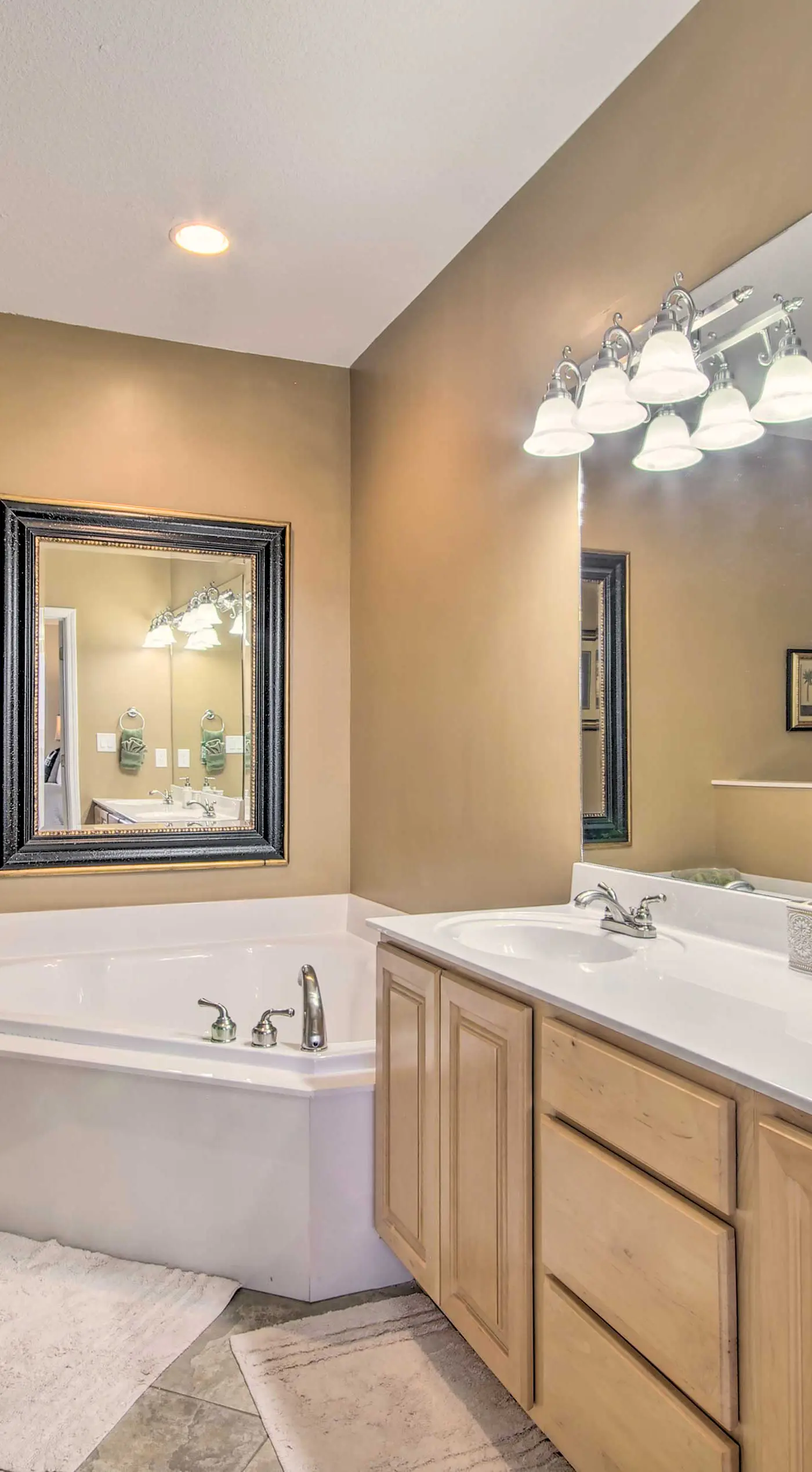 Relax by Pools: Top-Floor Lands End Corner Unit