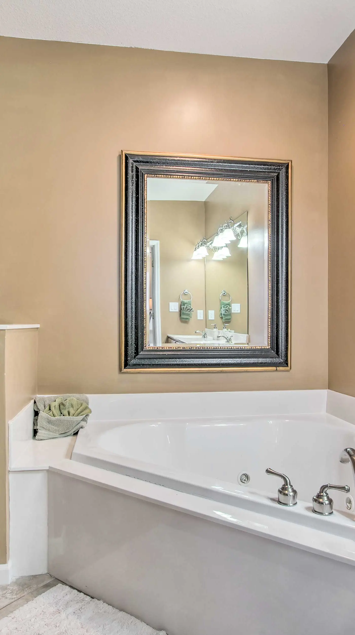 Relax by Pools: Top-Floor Lands End Corner Unit