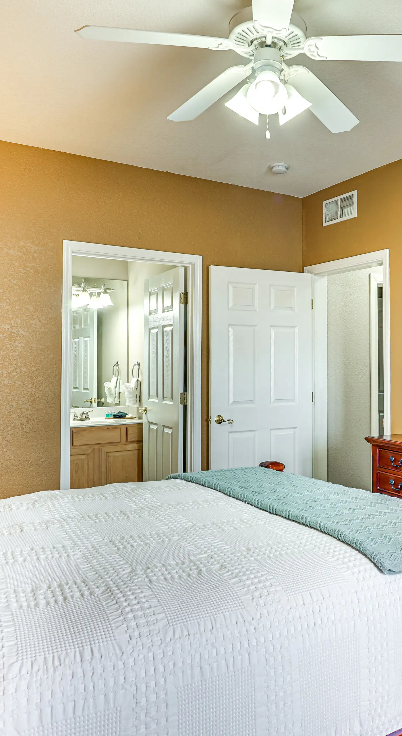 Relax by Pools: Top-Floor Lands End Corner Unit