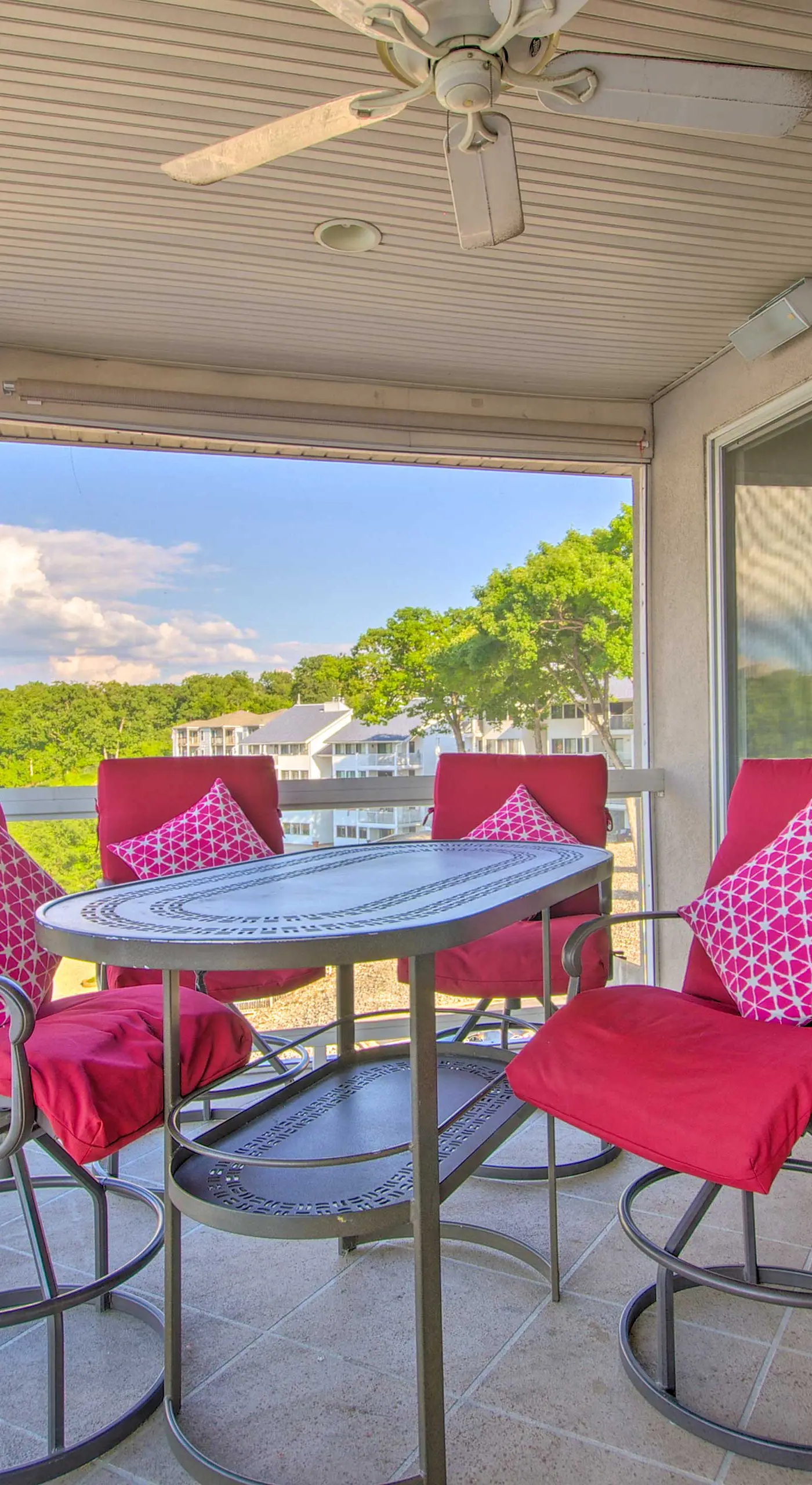 Relax by Pools: Top-Floor Lands End Corner Unit