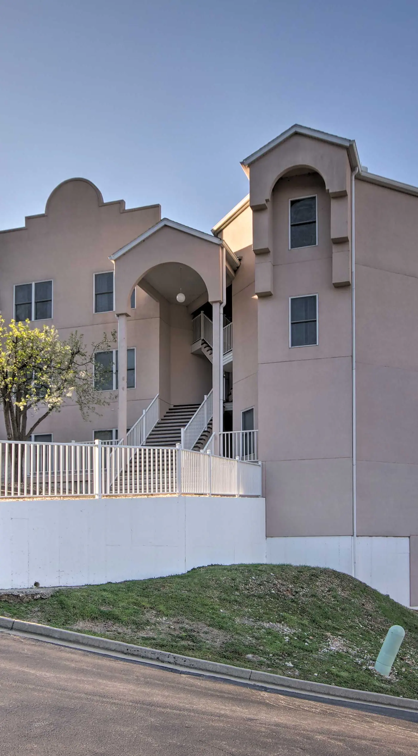 Channel-View Lake Ozark Condo for Shootout Weekend