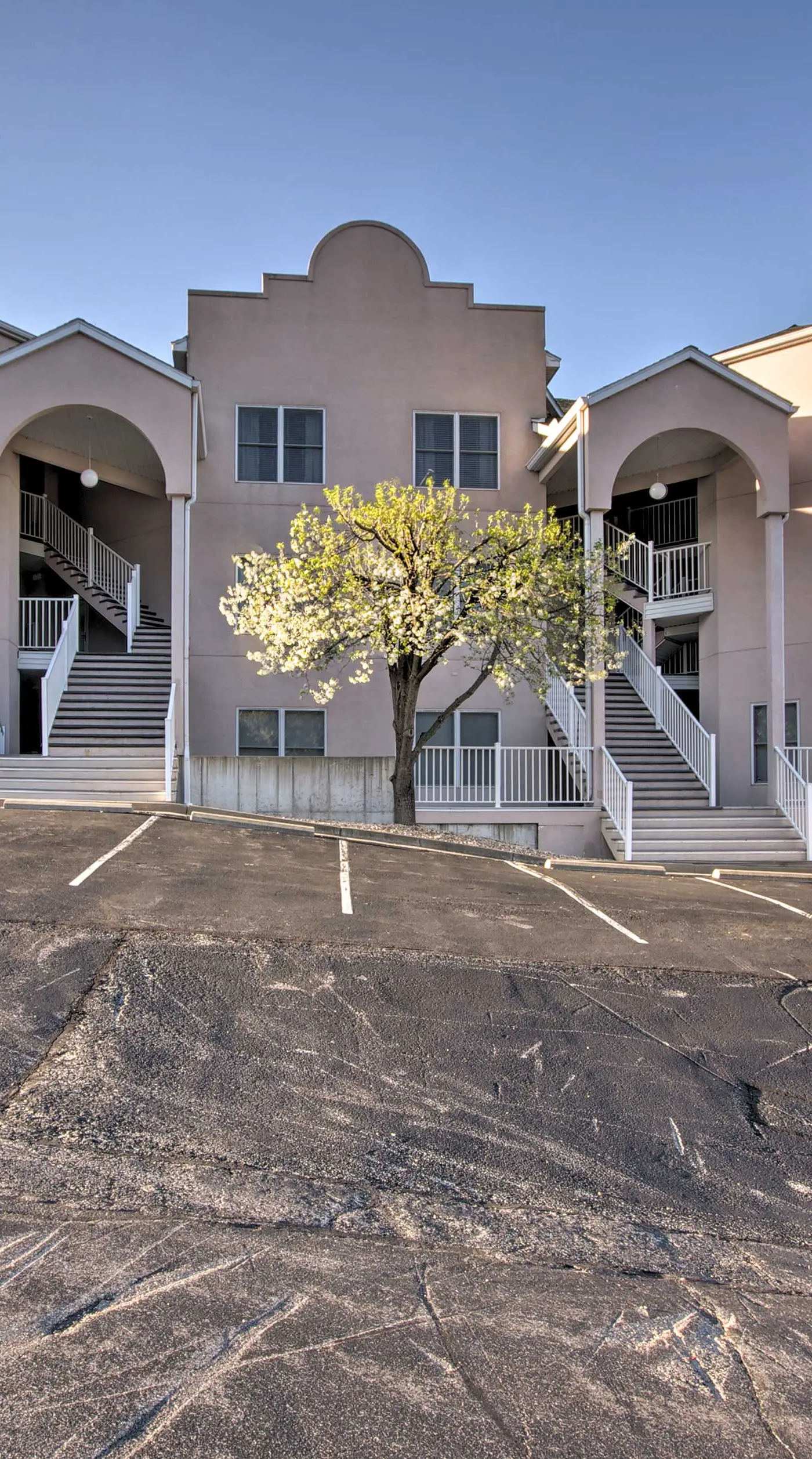 Channel-View Lake Ozark Condo for Shootout Weekend