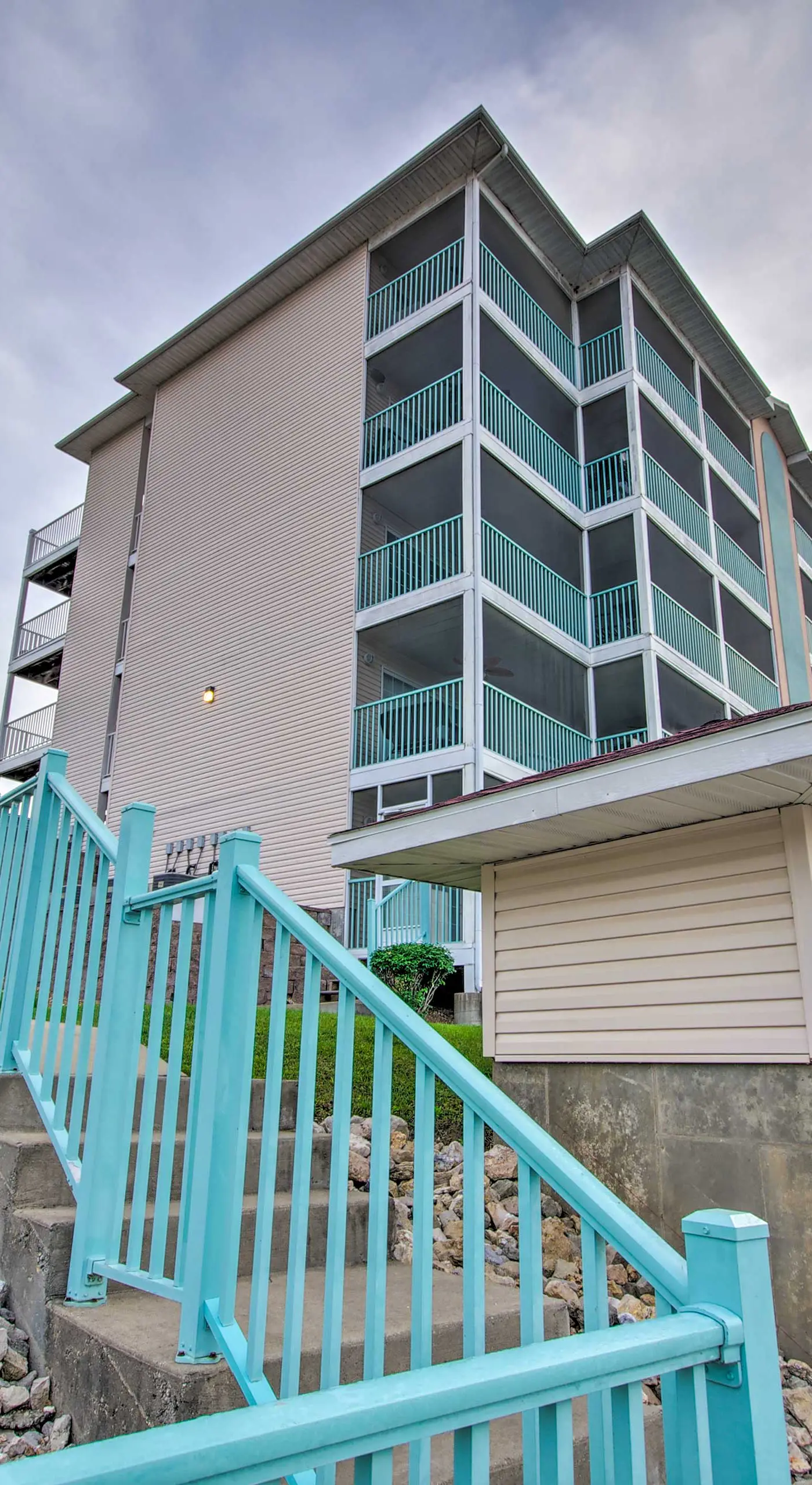Furnished Balcony, Pool! Waterfront Lake Ozark Gem