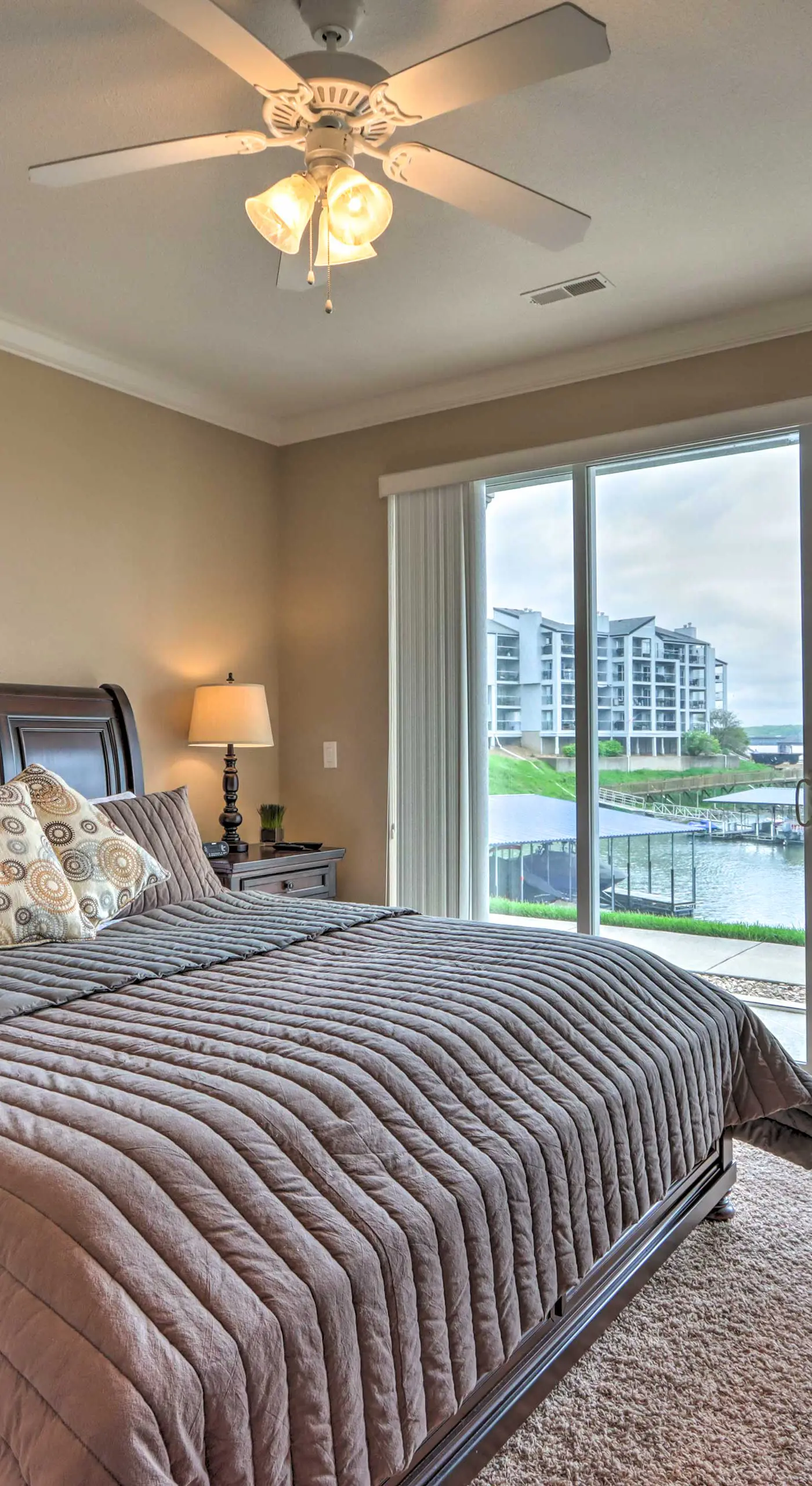 Lakefront Patio, Pool Access! Lands End Condo