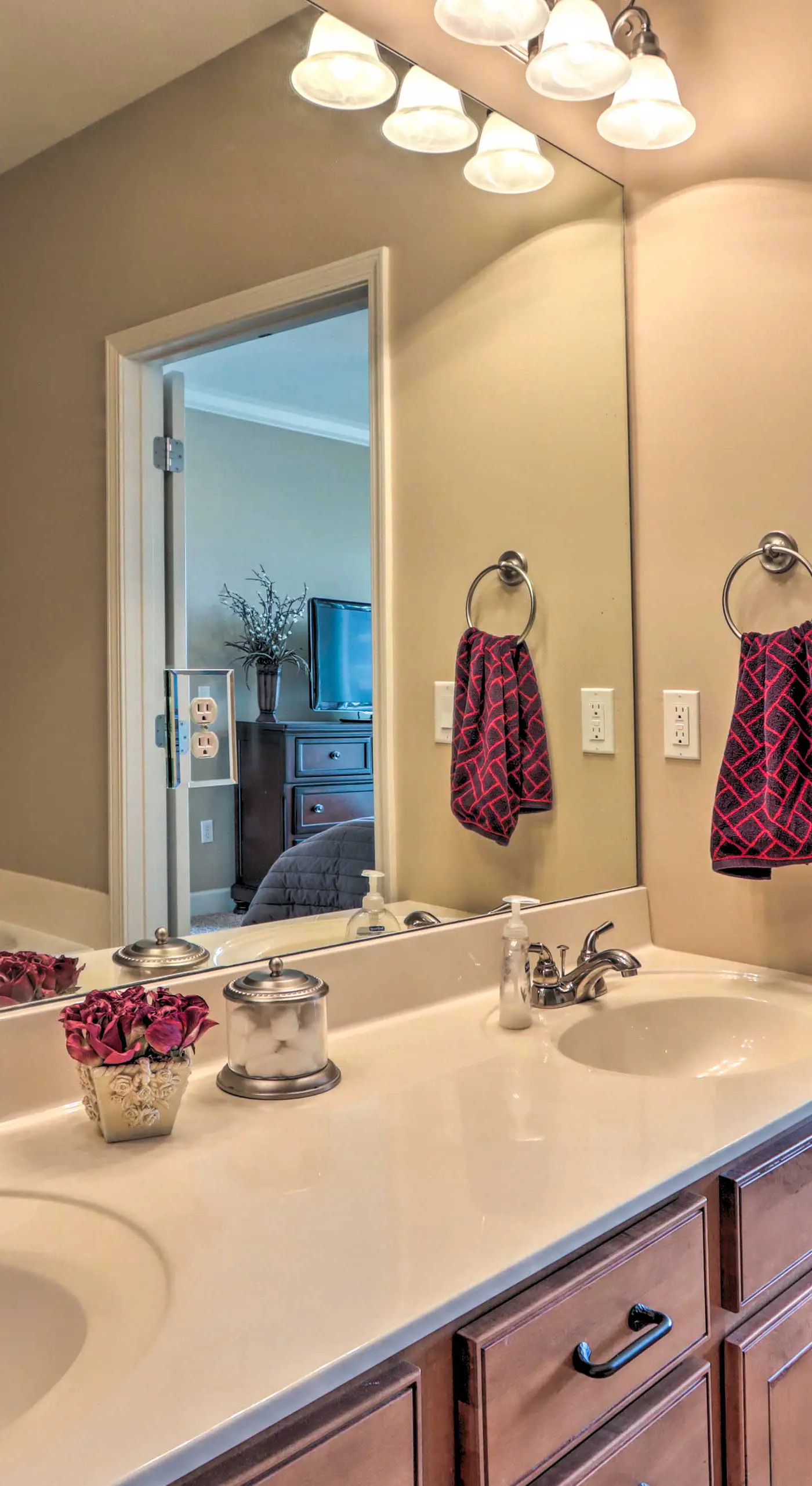 Lakefront Patio, Pool Access! Lands End Condo
