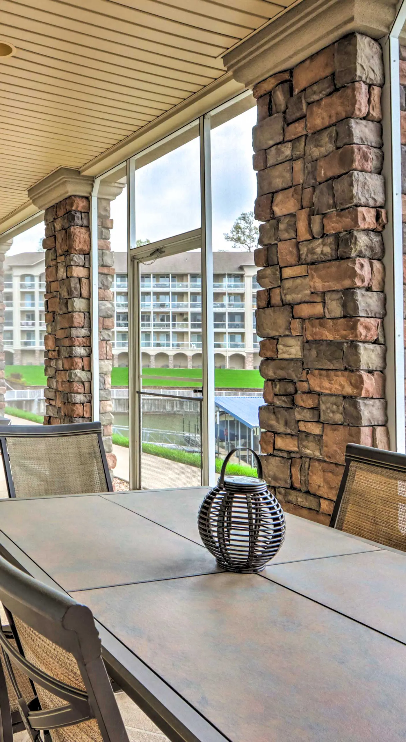 Lakefront Patio, Pool Access! Lands End Condo